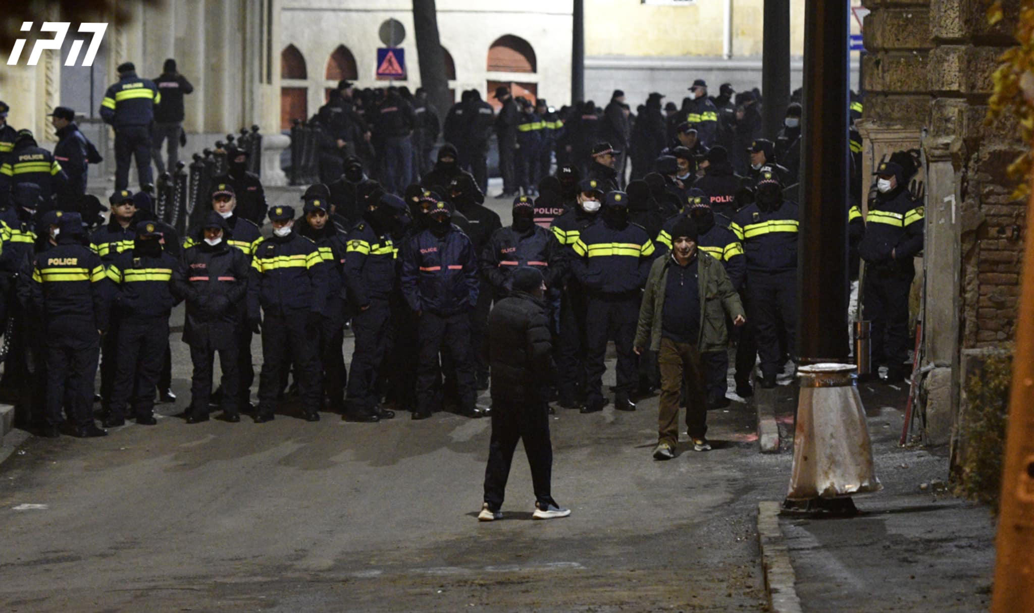 სპეცრაზმის მობილიზებაა პარლამენტის უკანა შესასვლელთანაც, გამოჩნდა წყლის ჭავლის მანქანაც - შენობის ყველა შესასვლელთან საპოლიციო ძალები არიან განლაგებული