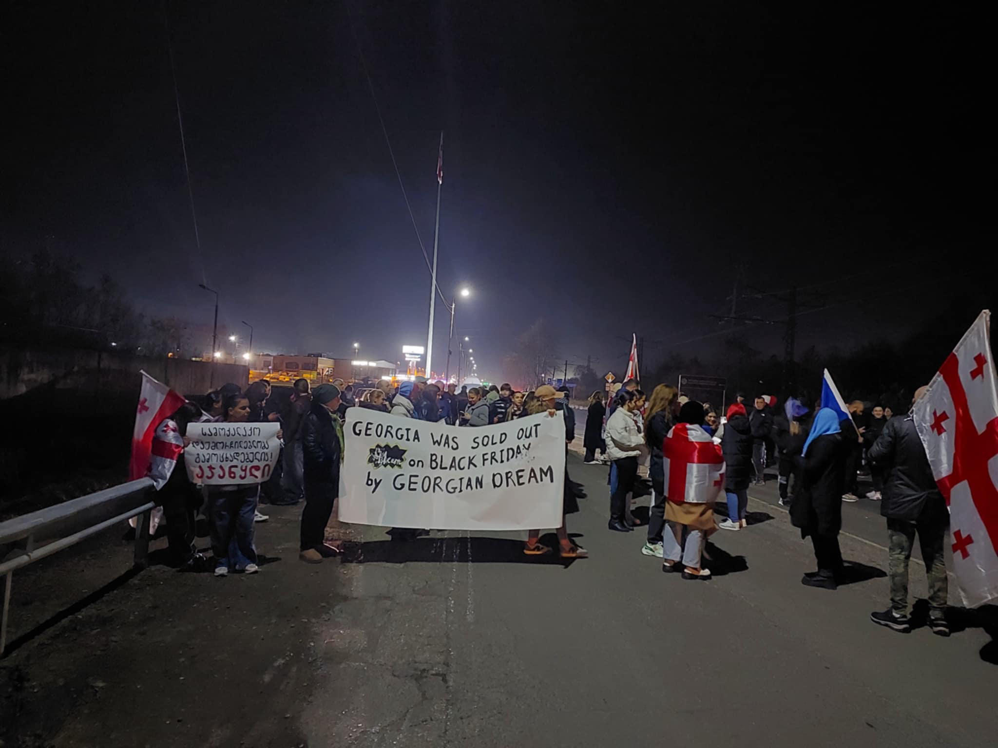 ფოთში საპროტესტო მსვლელობა მიმდინარეობს, გადაკეტილია ქალაქში შესასვლელი ცენტრალური გზა