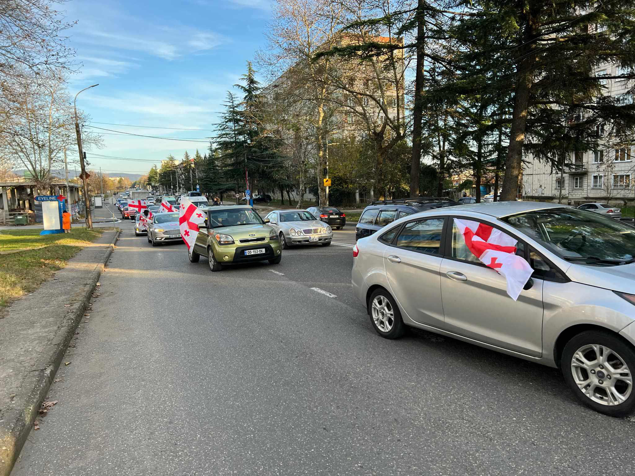 „არა რუსულ ხელისუფლებას, ჩვენი არჩევანი ევროპაშია“ - ამ დევიზით ავტომფლობელებმა ქუთაისში მსვლელობა გამართეს