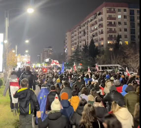 რუსთავში მოქალაქეები საპროტესტო მსვლელობას მართავენ