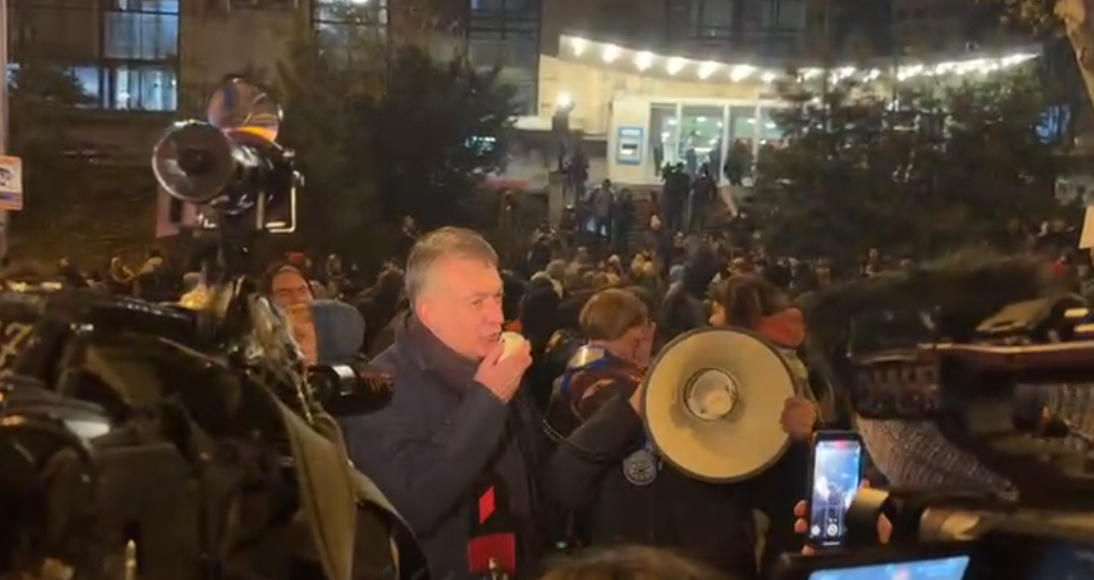 საზოგადოებრივ მაუწყებელთან საპროტესტო აქცია მიმდინარეობს - მოქალაქეები პირდაპირი ეთერის დათმობას და ხელმძღვანელ პირებთან შეხვედრას ითხოვენ