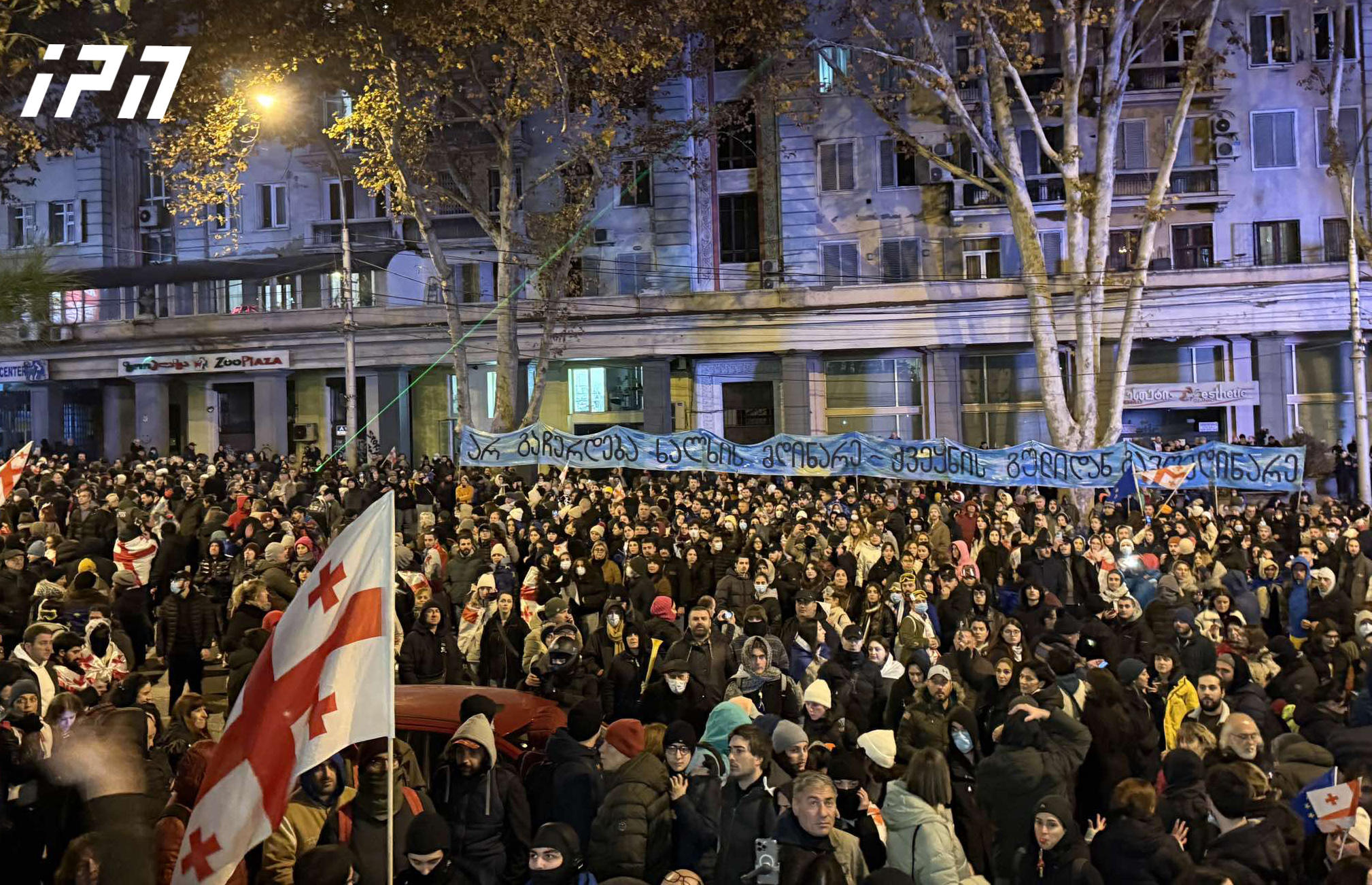 საზოგადოებრივ მაუწყებელთან მიმდინარე აქციის მონაწილეები მოითხოვენ, რომ პირველმა არხმა პრეზიდენტ სალომე ზურაბიშვილს პირდაპირი ეთერი დაუთმოს