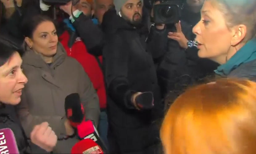 პირველ არხთან აქციაზე, აქციის მონაწილეებსა და არხის თანამშრომლებს შორის კამათი იყო