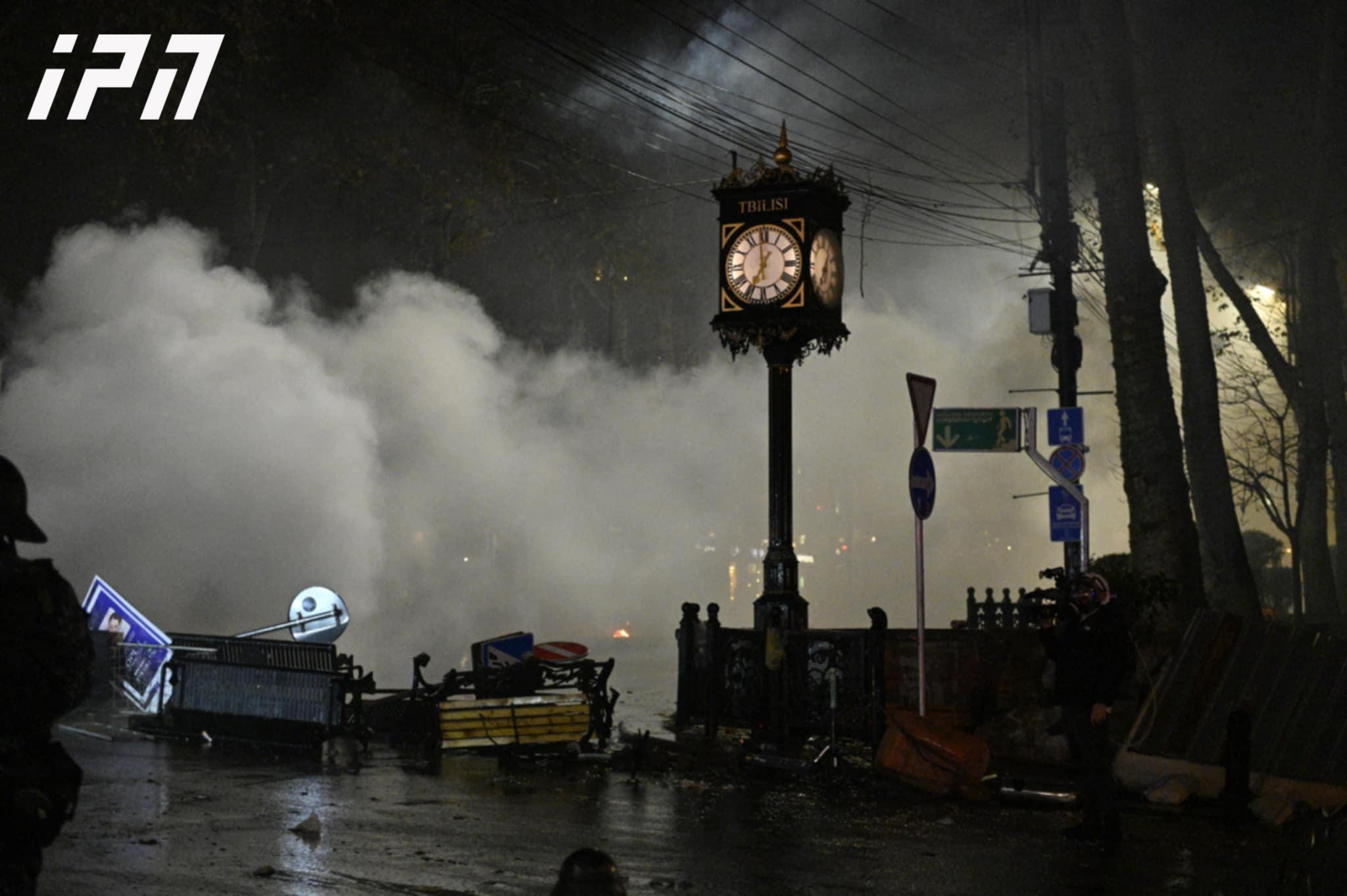 პარლამენტის მიმდებარედ ცრემლსადენი გაზის გაშვების შედეგად აქციის არაერთი მონაწილე დაშავდა