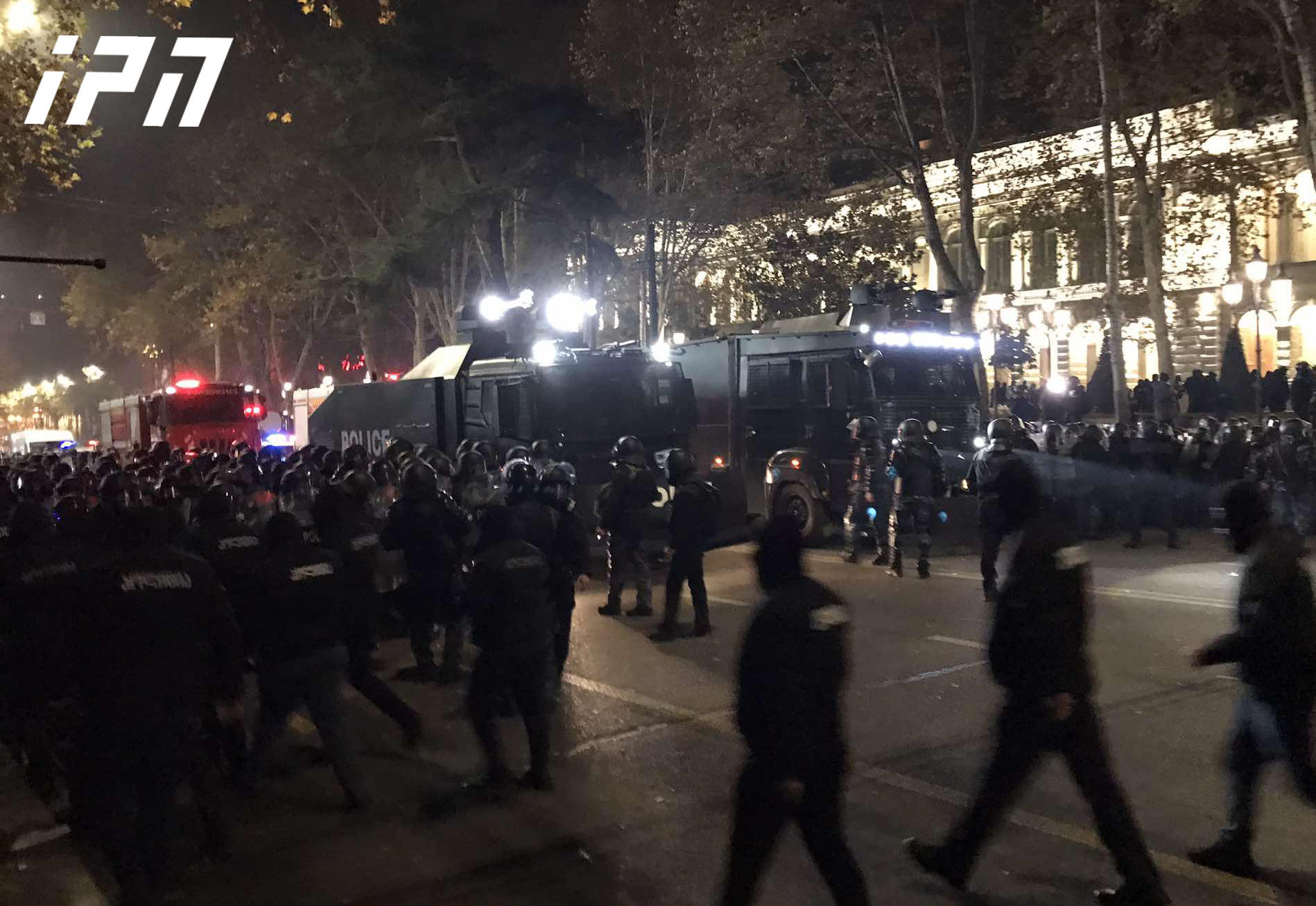 თავისუფლების მოედანზე მყოფი სპეცდანიშნულების რაზმი, რომელიც ცოტა ხნის წინ პარლამენტისკენ  დაიძრა, უკვე საკანონმდებლო ორგანოსთან, რუსთაველის გამზირზე განლაგდა