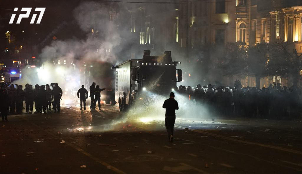 სპეცრაზმმა ოპერის მიმდებარე ტერიტორიაზე გამაგრებული აქციის მონაწილეები დაშალა