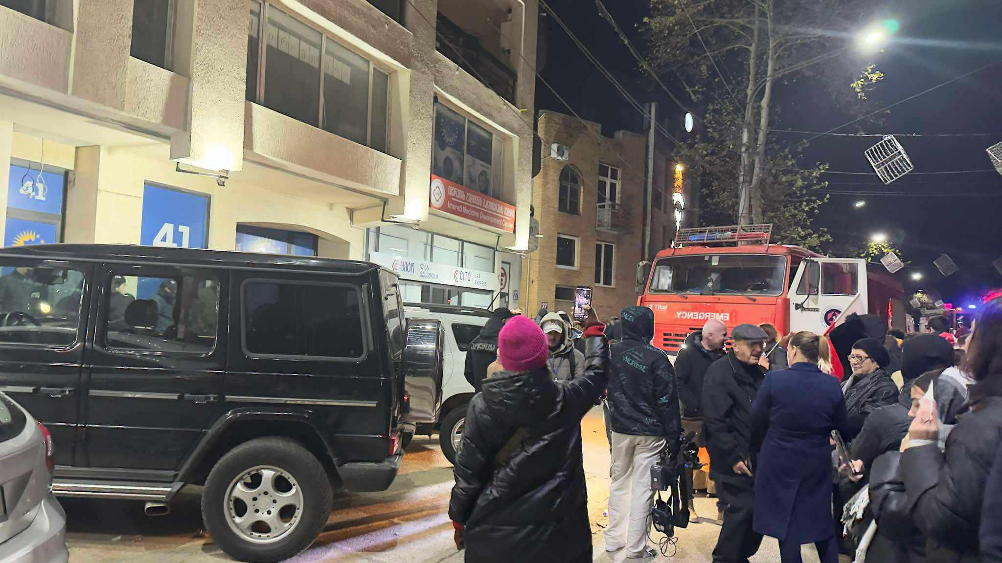 აქციის მონაწილეებმა ქუთაისში „ქართული ოცნების“ ოფისთან რუსეთის დროშა დაწვეს