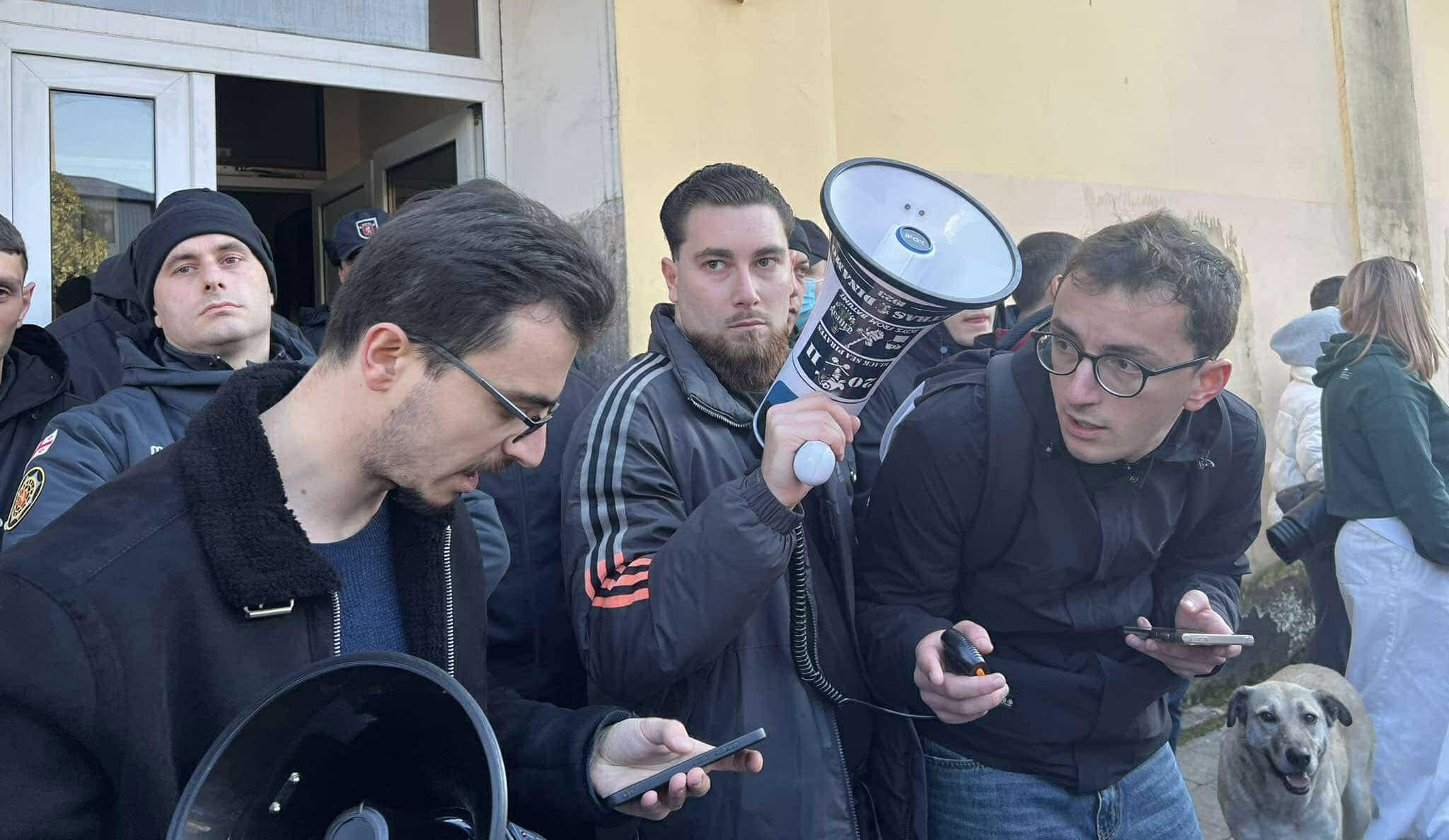 ლადო ტატიშვილი უნდა გადადგეს და აჭარის მაუწყებელი ხალხს დავუბრუნოთ - ამ შეძახილებით სტუდენტები საზოგადოებრივი მაუწყებლის აჭარის ტელევიზიისა და რადიოს შენობასთან აქციას მართავენ