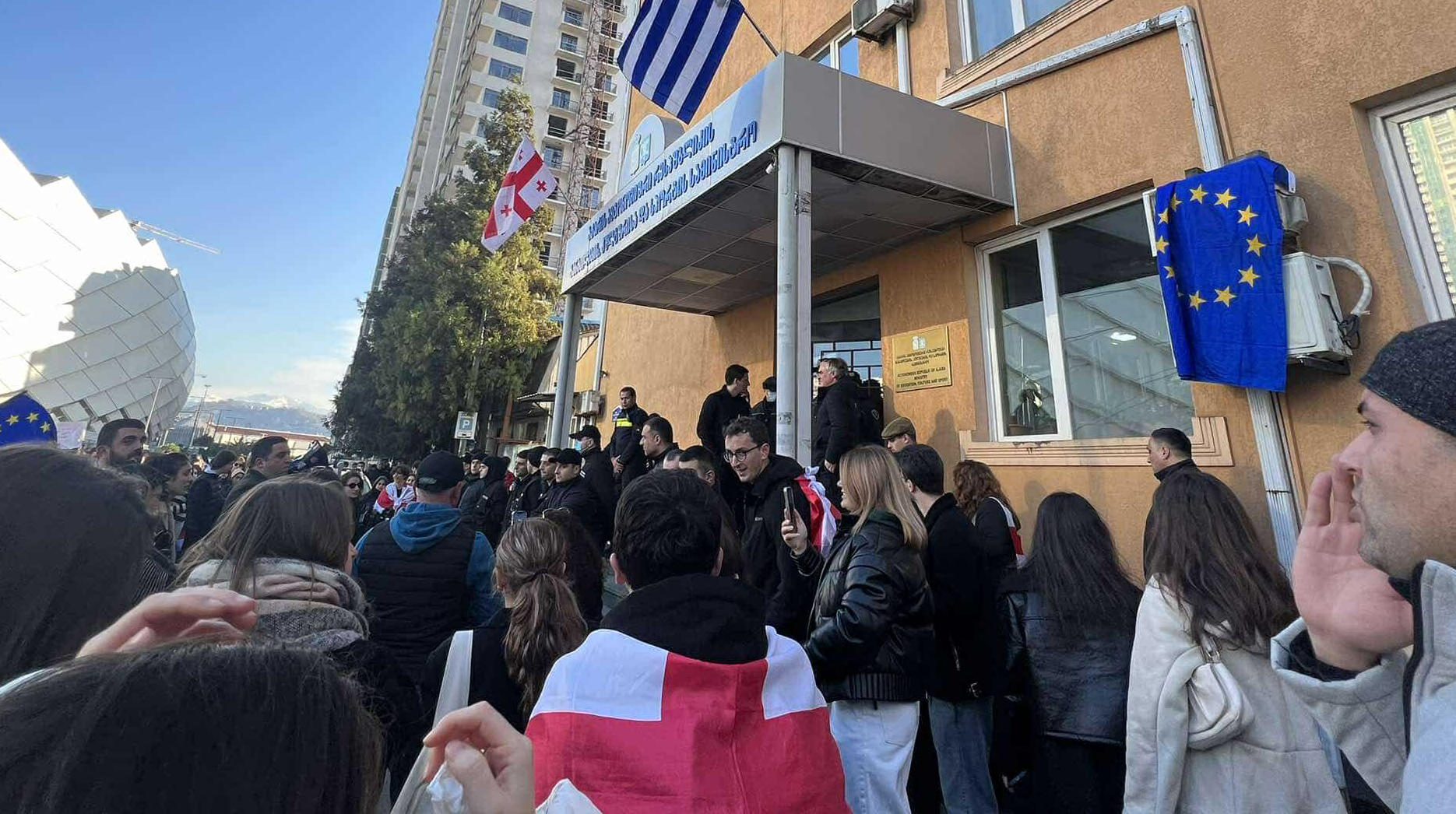 ბათუმში, სტუდენტები, სკოლის მოსწავლეები და პროფესორ-მასწავლებლები, აჭარის განათლების, კულტურისა და სპორტის სამინისტროსთან მივიდნენ და მინისტრთან შეხვედრას ითხოვენ