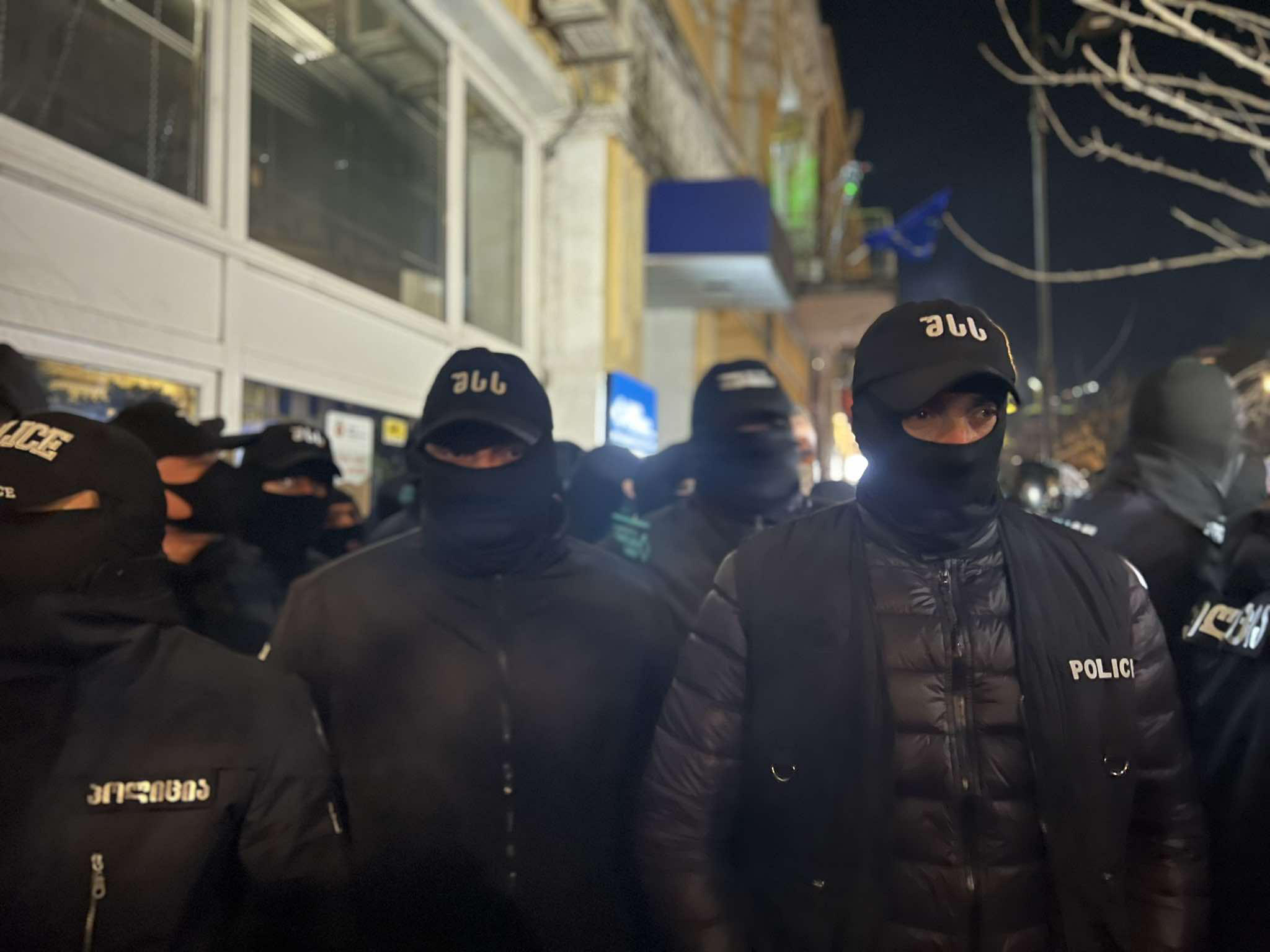ბათუმში, აჭარის ტელევიზიისა და რადიოს შენობასთან სპეცრაზმი განლაგდა