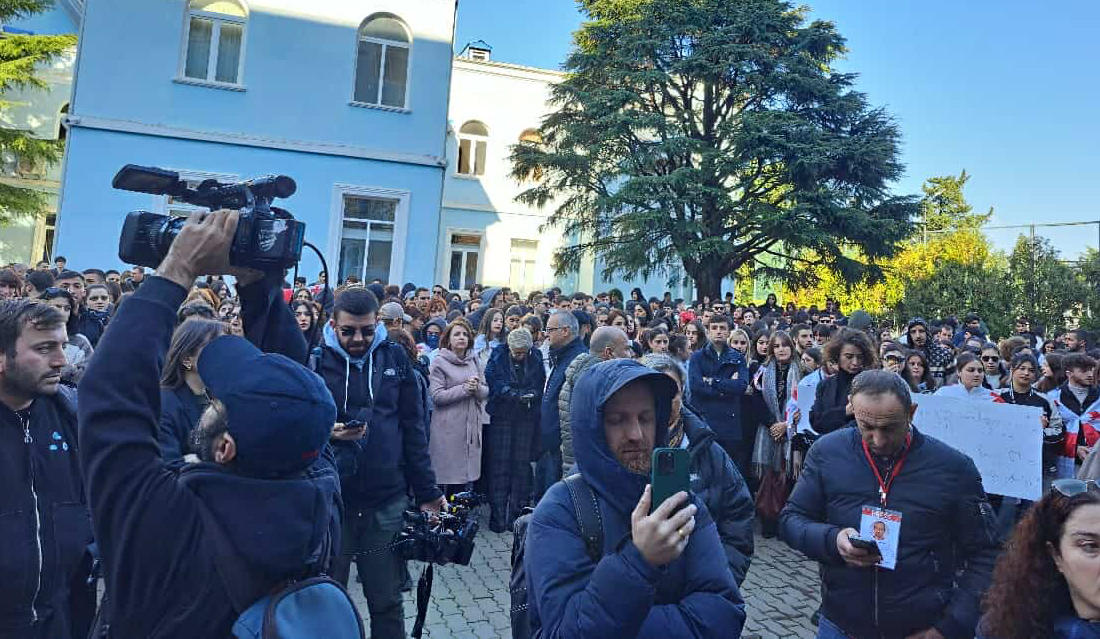 ბათუმში სტუდენტები, მოსწავლეები და პროფესორ-მასწავლებლები საპროტესტო აქციას მართავენ