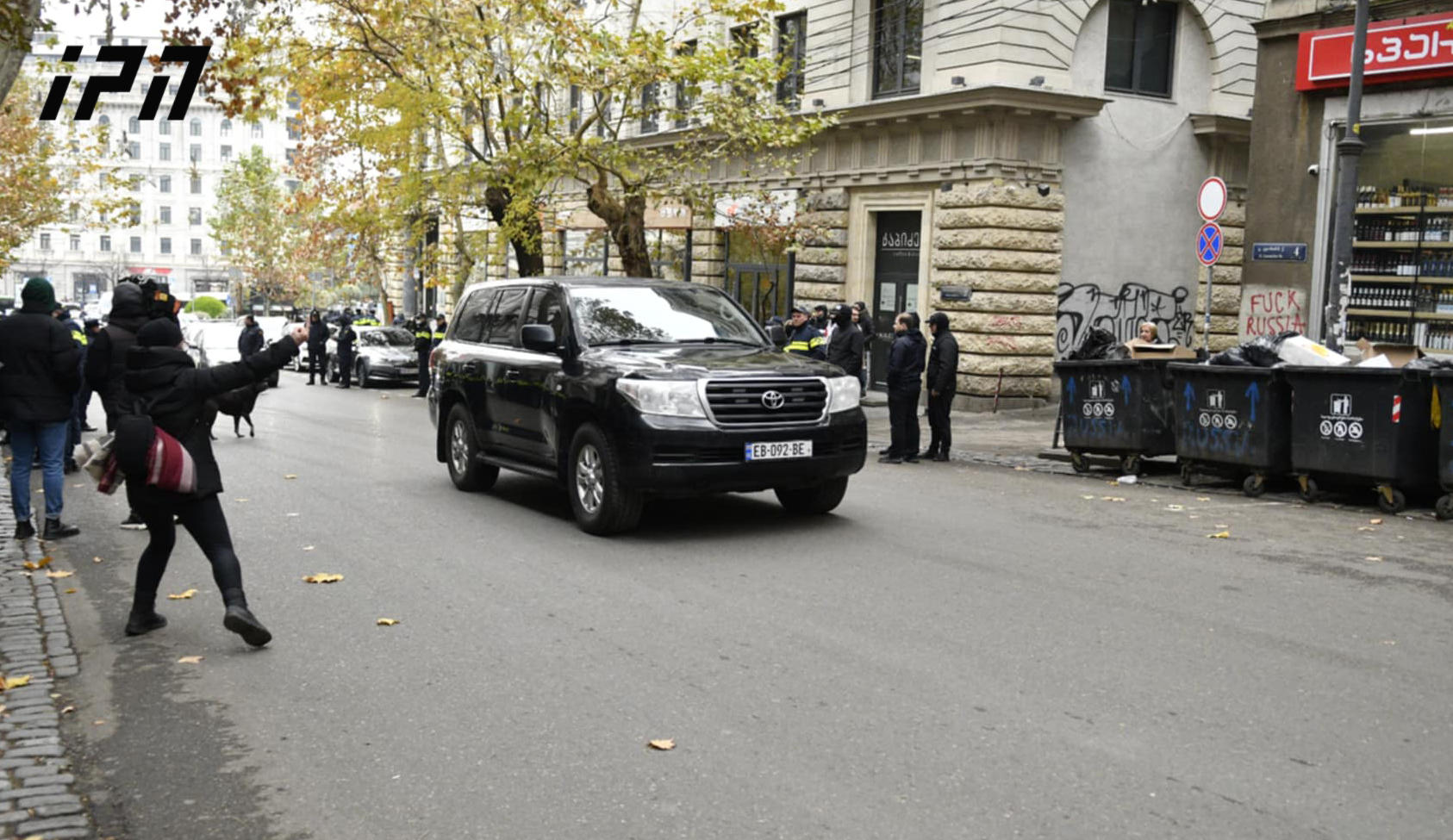 ირაკლი კობახიძემ საგარეო საქმეთა სამინისტრო საპროტესტო აქციის მონაწილეების შეძახილების ფონზე დატოვა
