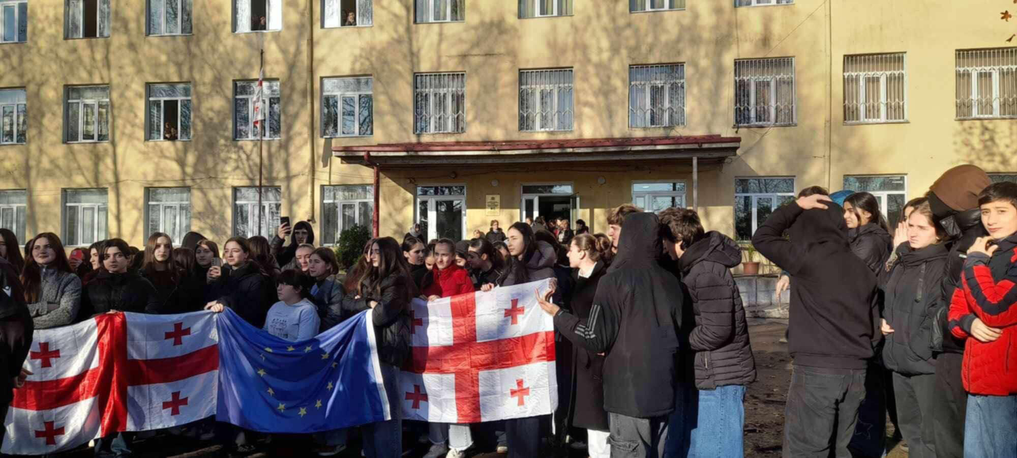 ზუგდიდში, ქართულ-ფრანგული სკოლისა და მე-5 საჯარო სკოლის მოსწავლეების და მასწავლებლების ნაწილი გაიფიცა - სასწავლო პროცესი ჩაშლილია