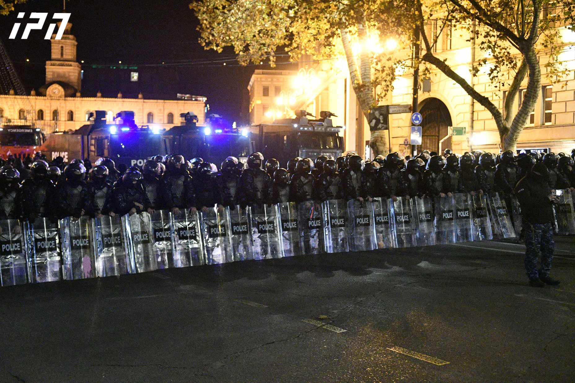 თავისუფლების მოედნიდან რუსთაველის გამზირისკენ სპეცრაზმი დაიძრა