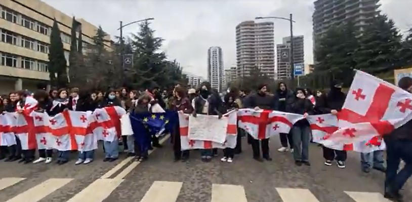 თბილისის სახელმწიფო უნივერსიტეტის ზუსტი და საბუნებისმეტყველო ფაკულტეტის სტუდენტები თსუ-ის მაღლივი კორპუსიდან თსუ-ის პირველ კორპუსთან მსვლელობით მიდიან