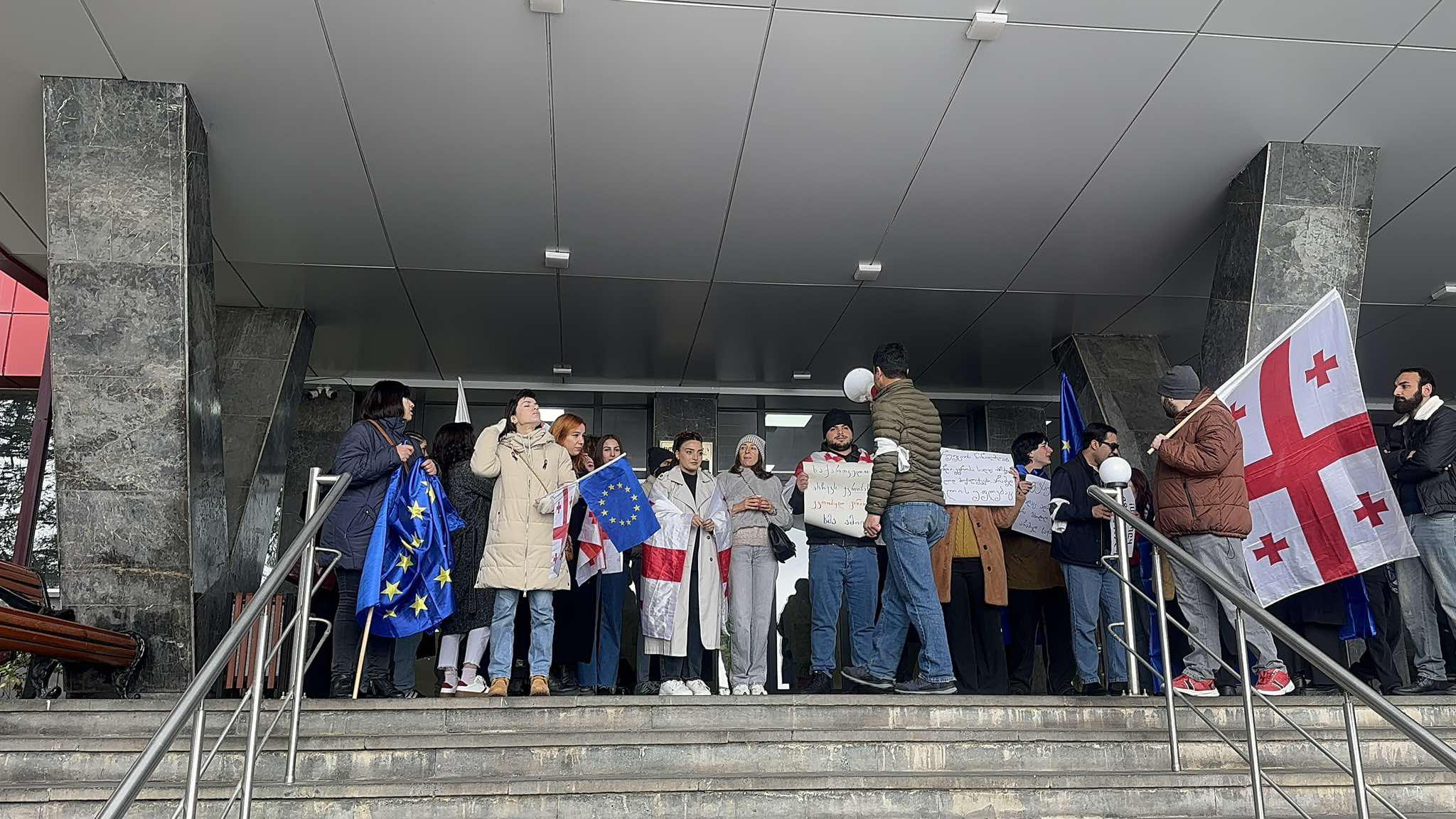 „საქართველოს ირჩევს ევროპას, ევროპულ განათლებას, ამოიღე ხმა“ - თელავის  სახელმწიფო უნივერსიტეტთან ამ მოწოდებით აქცია მიმდინარეობს
