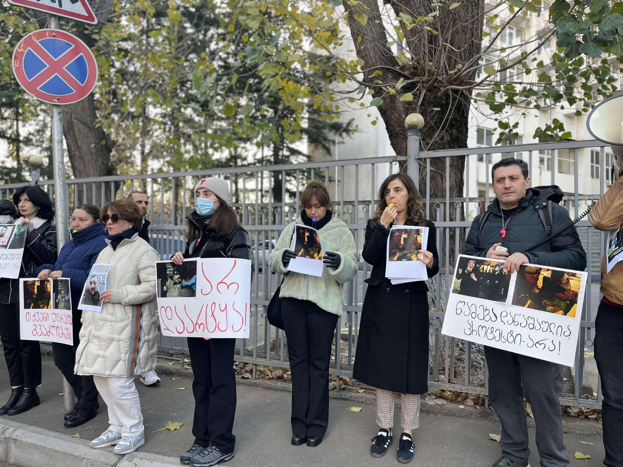 დიღმის პოლიციის სამმართველოსთან აქციებზე დაკავებული პირების გათავისუფლების მოთხოვნით აქცია იმართება