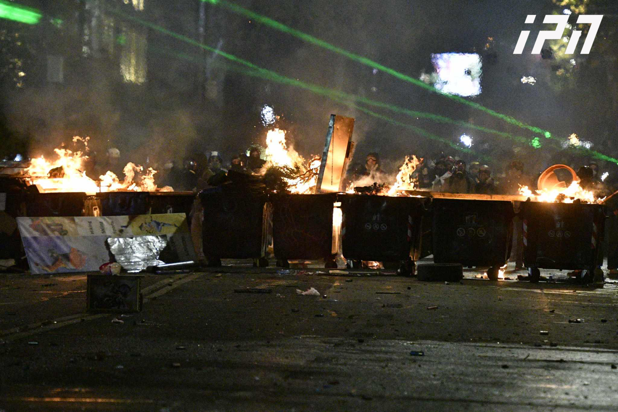 თსუ-ის პირველი კორპუსის მიმდებარედ, აქციის მონაწილეებს ჭავჭავაძის გამზირი გადაკეტილი აქვთ - მათ საავტომობილო გზაზე ბარიკადები მოაწყვეს და ცეცხლი დაანთეს