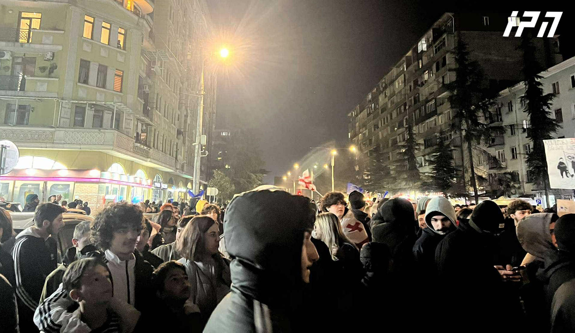 ბათუმში აქციის მონაწილეები თორნიკე რიჟვაძისა და დავით გაბაიძის სახლთან მივიდნენ