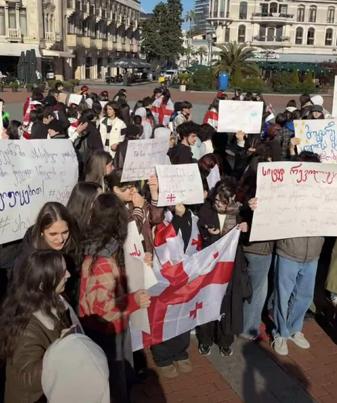 ბათუმში, ევროპის მოედანზე მოსწავლეები საპროტესტო აქციას მართავენ
