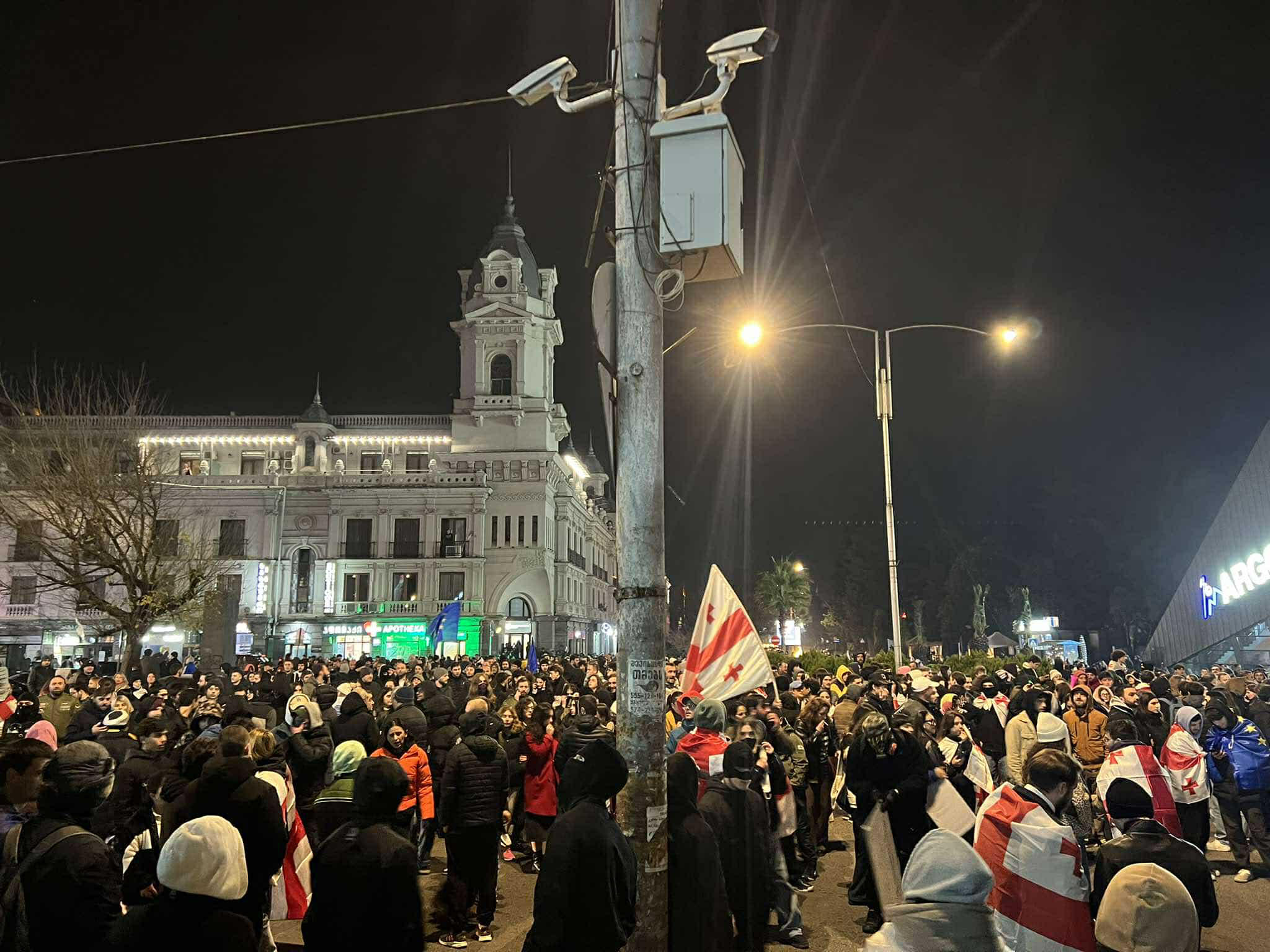 ბათუმში აქციის მონაწილეებმა რამდენიმე ქუჩა გადაკეტეს - ქალაქის შესასვლელში საავტომობილო მოძრაობა პარალიზებულია