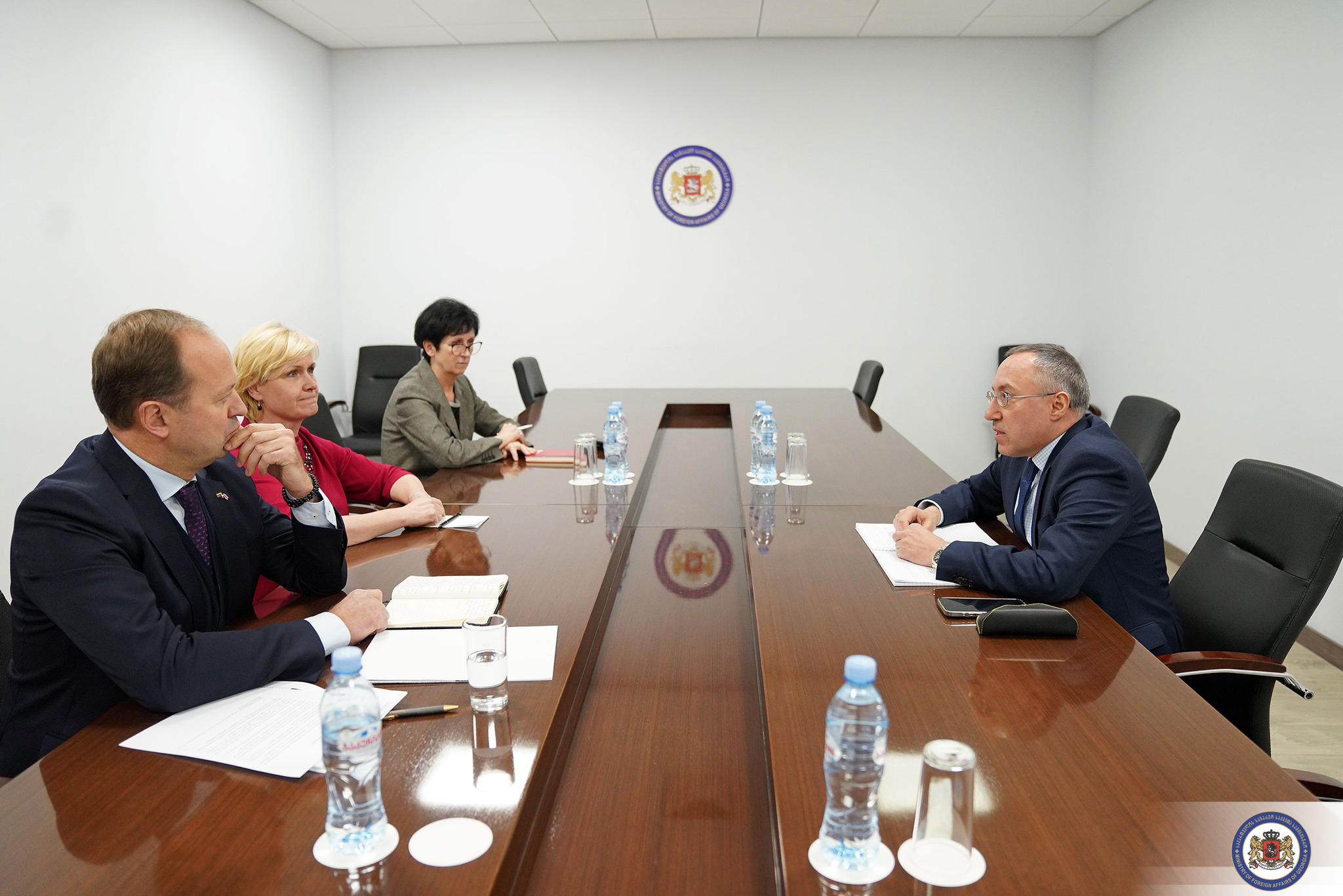 საგარეო უწყებაში ლიეტუვის, ლატვიისა და ესტონეთის ელჩები დაიბარეს, სადაც ქართულმა მხარემ შეშფოთება გამოთქვა საქართველოს ხელისუფლების ხელმძღვანელი პირებისა და სამართალდამცველების დასანქცირების შესახებ განცხადების გამო