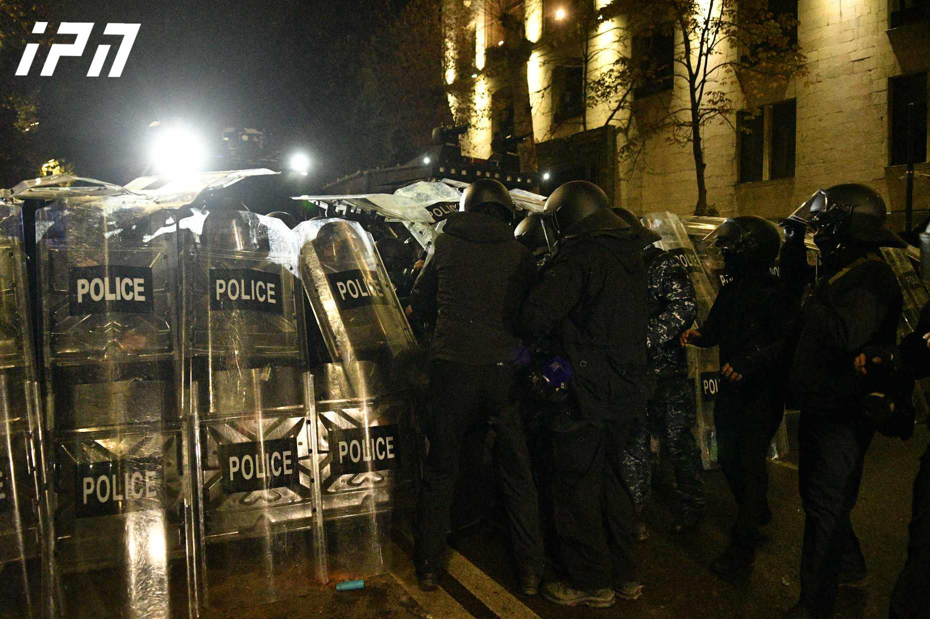 პარლამენტთან, ჩიტაძისა და ჭიჭინაძის ქუჩებზე სპეცრაზმი გამოჩნდა, განლაგდა წყლის ჭავლის მანქანაც