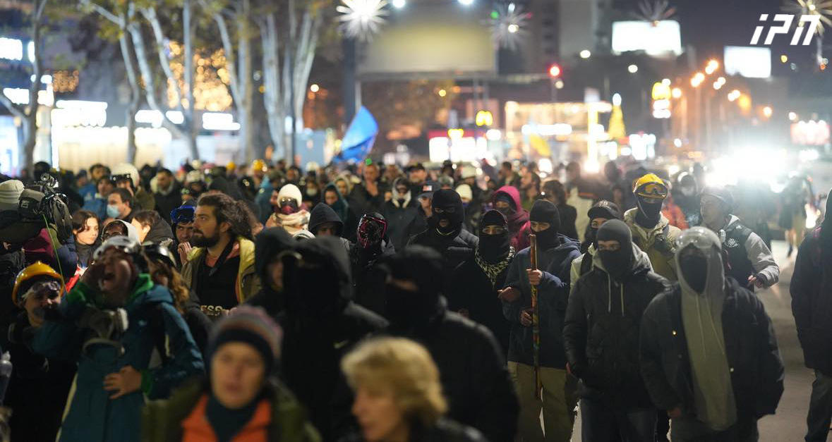 აქციის მონაწილეები თბილისში მსვლელობას აგრძელებენ