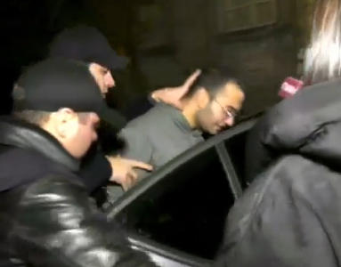 სამართალდამცავებმა მოძრაობა „დაფიონის“ წევრი, ზვიად ცეცხლაძე სახლიდან ხელბორკილებით გამოიყვანეს