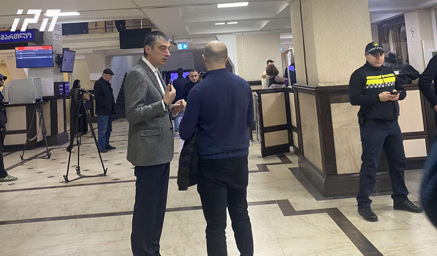 თბილისის საქალაქო სასამართლოში გიორგი გახარია და პარტია „გახარია საქართველოსთვის“ წევრები მივიდნენ