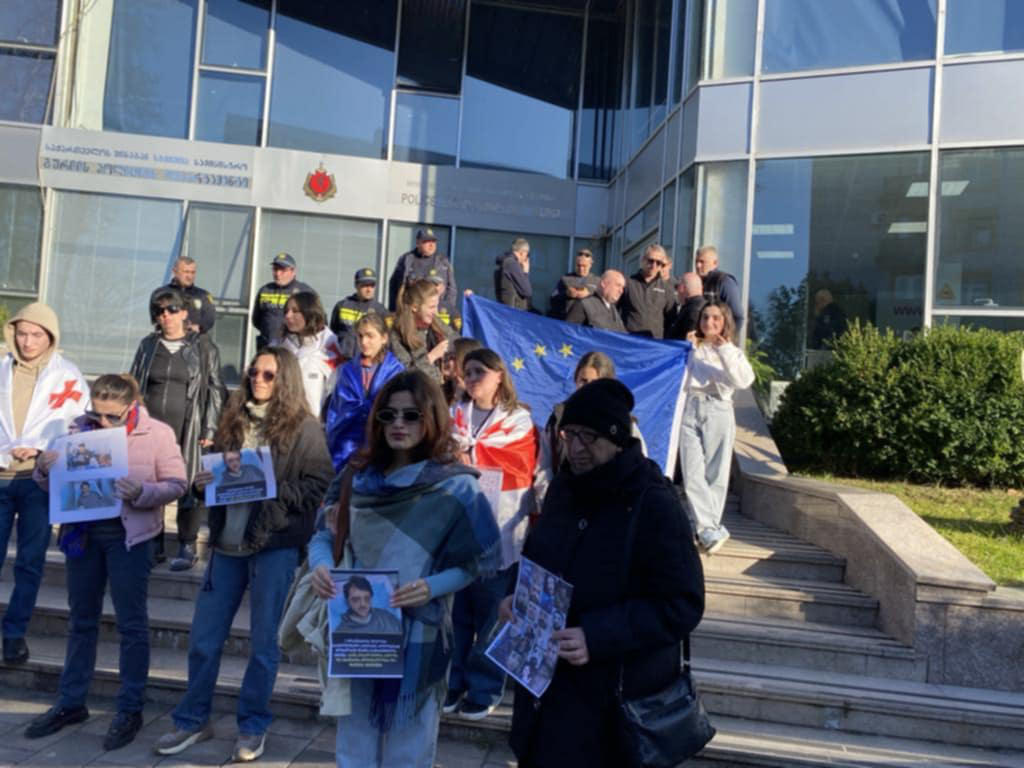 გურიის პოლიციის მთავარი სამმართველოს შენობასთან ქალების საპროტესტო აქცია გაიმართა