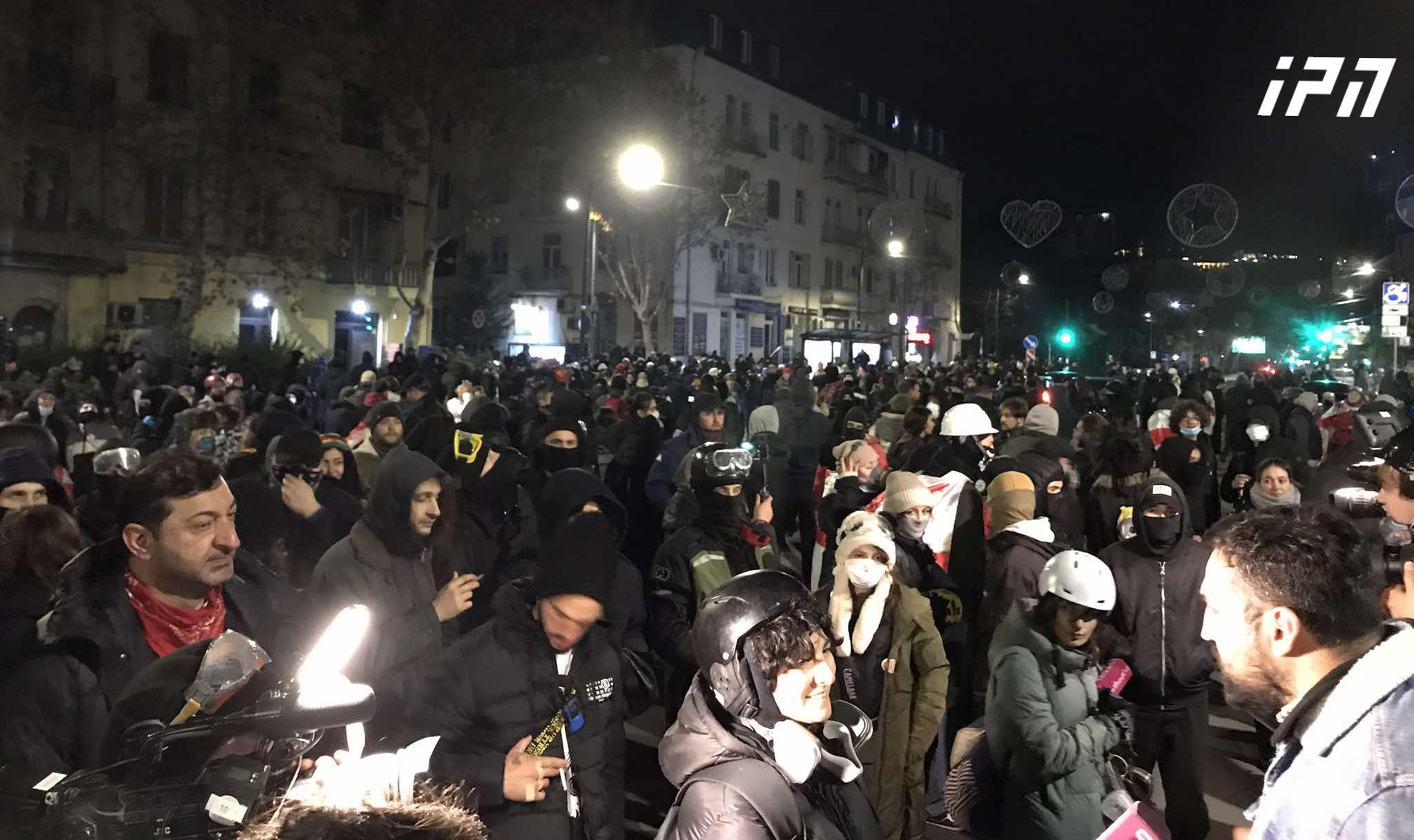 აქციის მონაწილეები მსვლელობით მერიის შენობასთან მივიდნენ