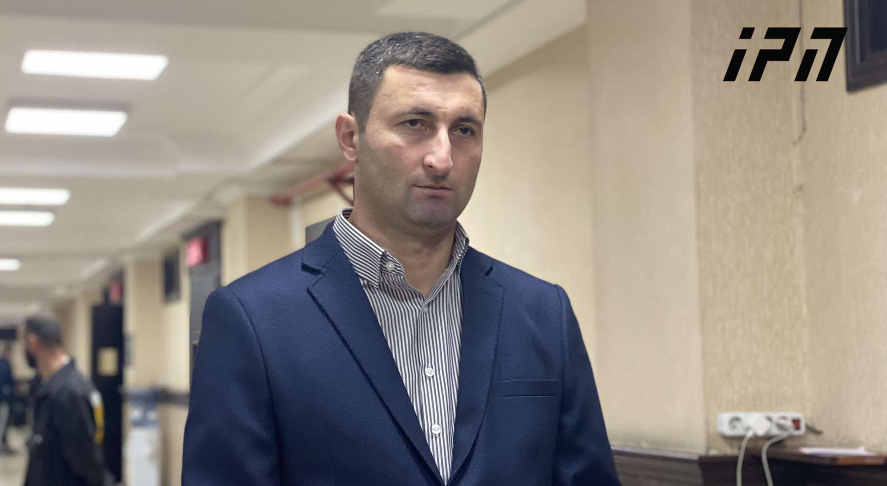 ადვოკატის განცხადებით, „გახარია საქართველოსთვის“ წევრს, რამაზ ფევაძეს სპეცდანიშნულების რაზმის წარმომადგენლებმა დაკავების მომენტში „პირადი ნივთები, მათ შორის ოქროს ჯვარი, მობილური და საფულე მოპარეს“