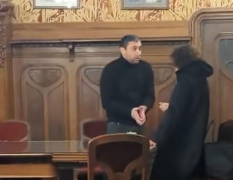 გავრცელებული ინფორმაციით, მწერალთა სახლის დირექტორის, ქეთი დუმბაძის შვილმა მწერალ ტორესა მოსს ფიზიკური შეურაცხყოფა მიაყენა