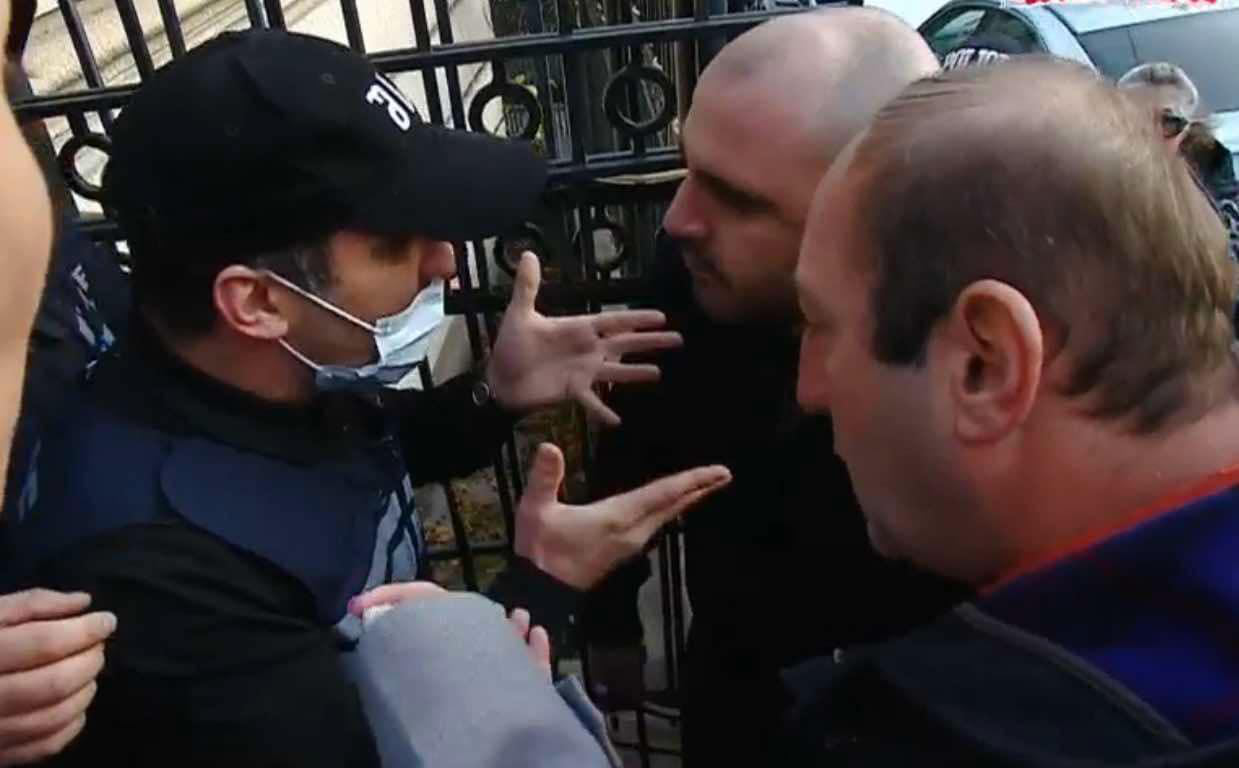 ლევან ხაბეიშვილი „ერთიანობა - ნაციონალური მოძრაობის“ ახალგაზრდულ ორგანიზაციასთან მისულ პოლიციელებს - საბუთი მოიტანე, სად არის საბუთი? - რატომ ხართ შეპარული ოფისში?