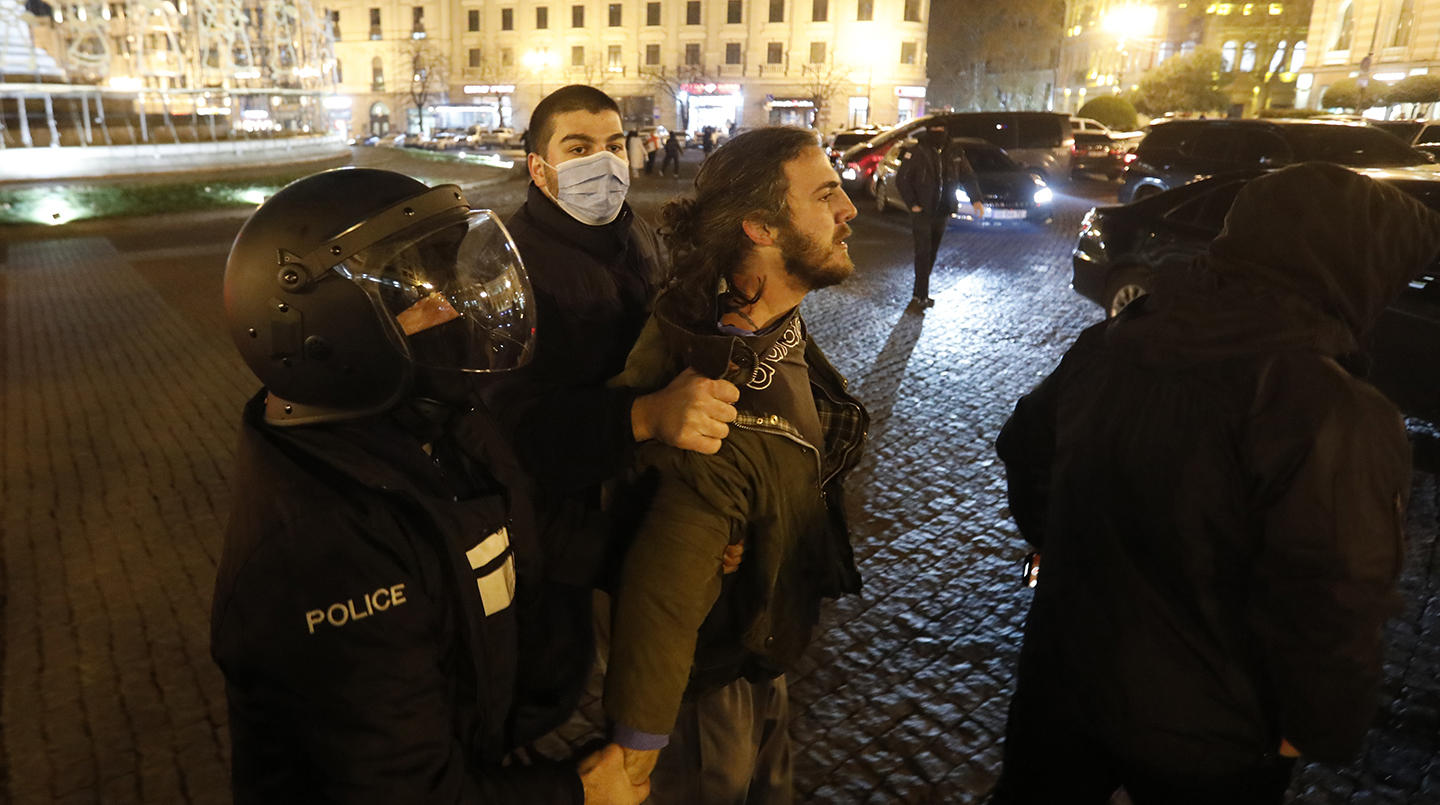 ადვოკატი - ზურა დათუნაშვილზე ძალადობა განხორციელდა დაკავებისას, ასევე, როცა იზოლატორში გადმოჰყავდათ, ხილული კვალი აღენიშნება კისრის არეში, დაზიანებული აქვს თვალი და ყური - შეუძლია ყველა მოძალადე პირის ამოცნობა