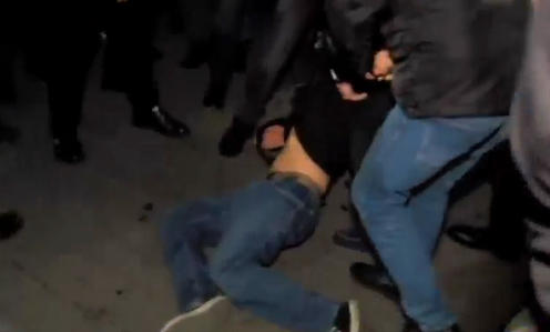 ქუთაისში აქციის მონაწილეებსა და პოლიციას შორის დაპირისპირებაა - აქციის მონაწილეების ინფორმაციით, პოლიცია არასრულწოვანს აკავებდა