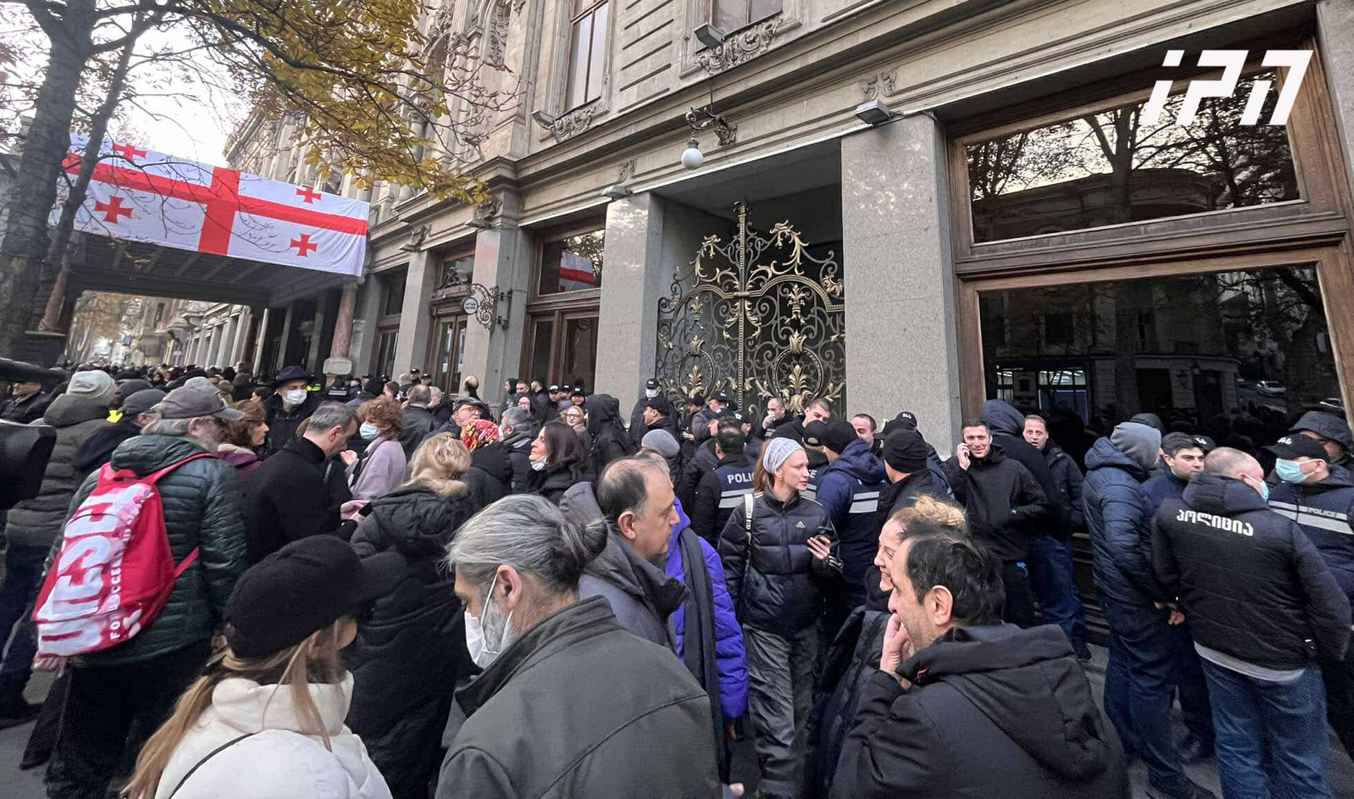 სხვადასხვა პროფესიული ჯგუფების წარმომადგენლები რუსთაველის თეატრთან იკრიბებიან