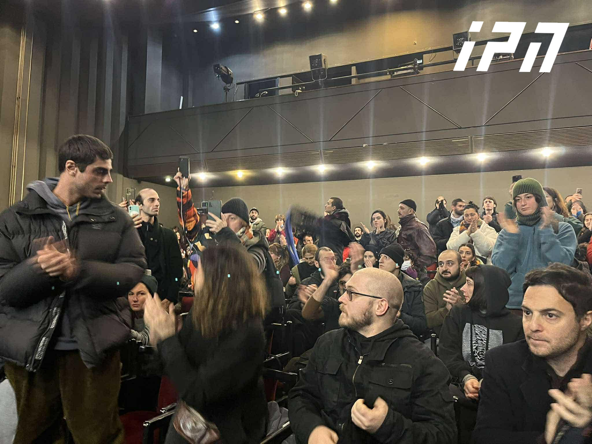 პროტესტის მონაწილეებმა კიდევ რამდენიმე თეატრში გამართეს შეხვედრა
