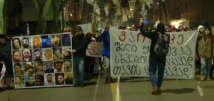 განათლების სფეროს წარმომადგენლები და სპეციალისტები მსვლელობას მართავენ