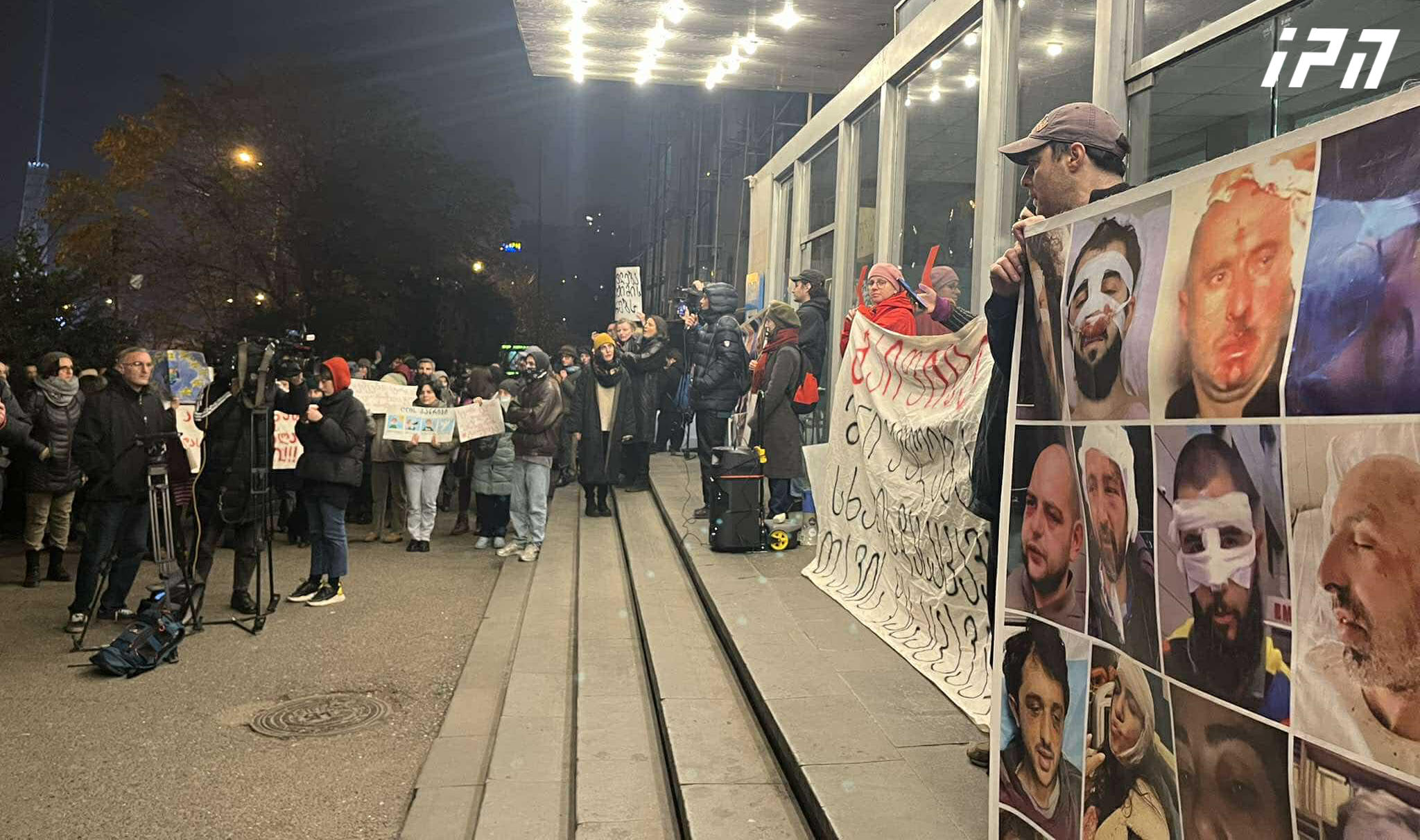 „საზოგადოებრივი მაუწყებლის“ შენობასთან შეკრებილი აქციის მონაწილეები აცხადებენ, რომ მაუწყებლის ხელმძღვანელობის შეთავაზება მათთვის მიუღებელია