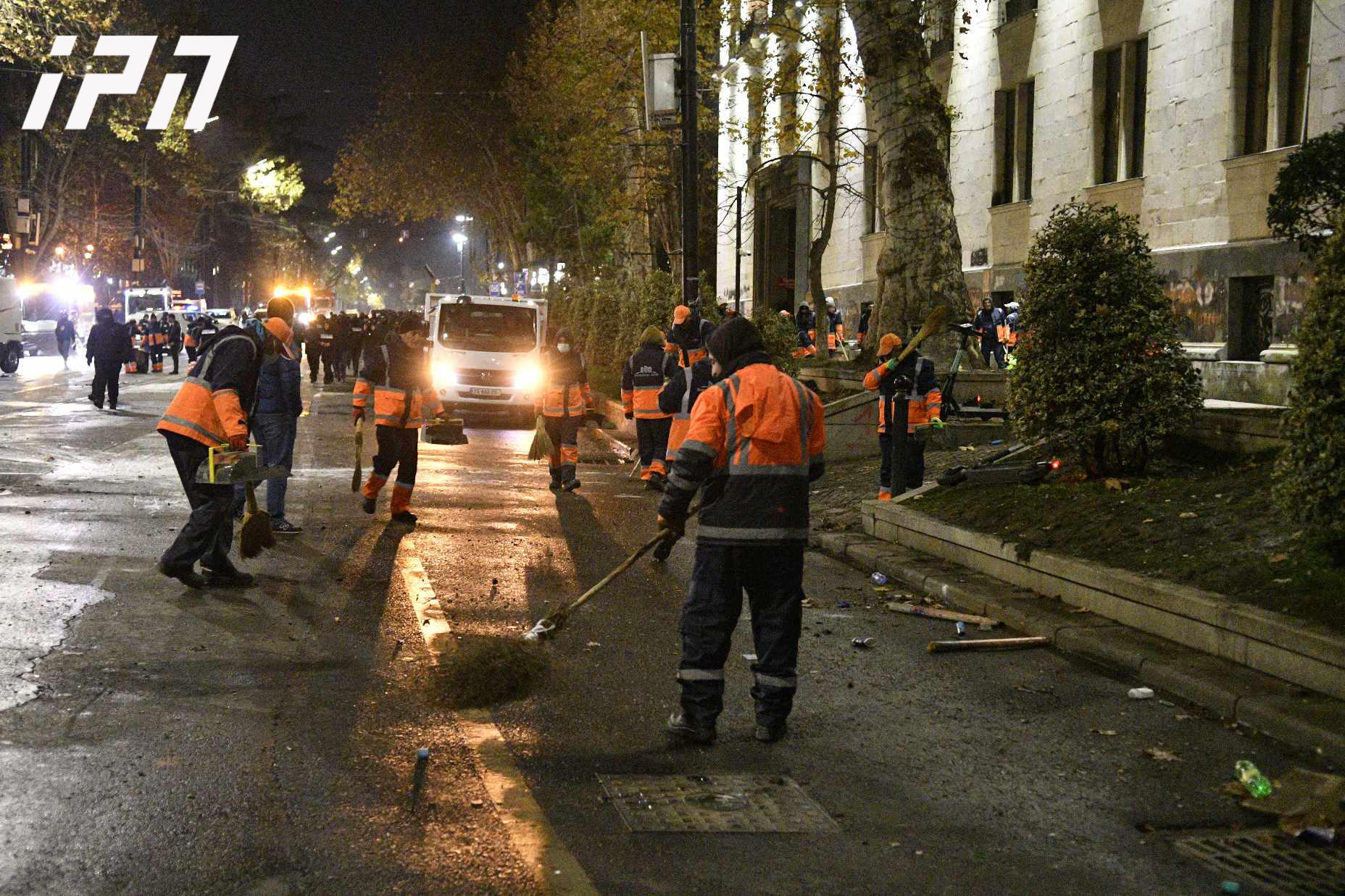 რუსთაველის გამზირზე დასუფთავების სამსახურმა დაიწყო მუშაობა