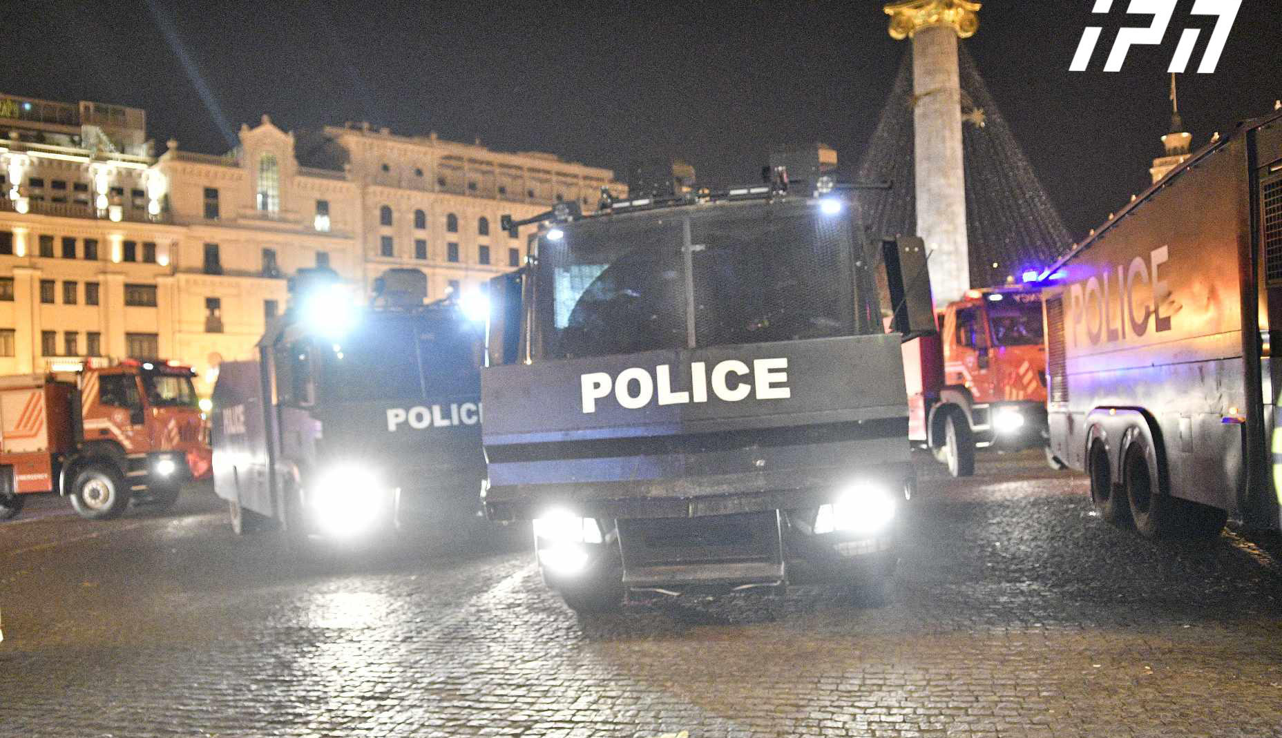 თავისუფლების მოედანზე წყლის ჭავლის მანქანა და სპეცტექნიკა განლაგდა