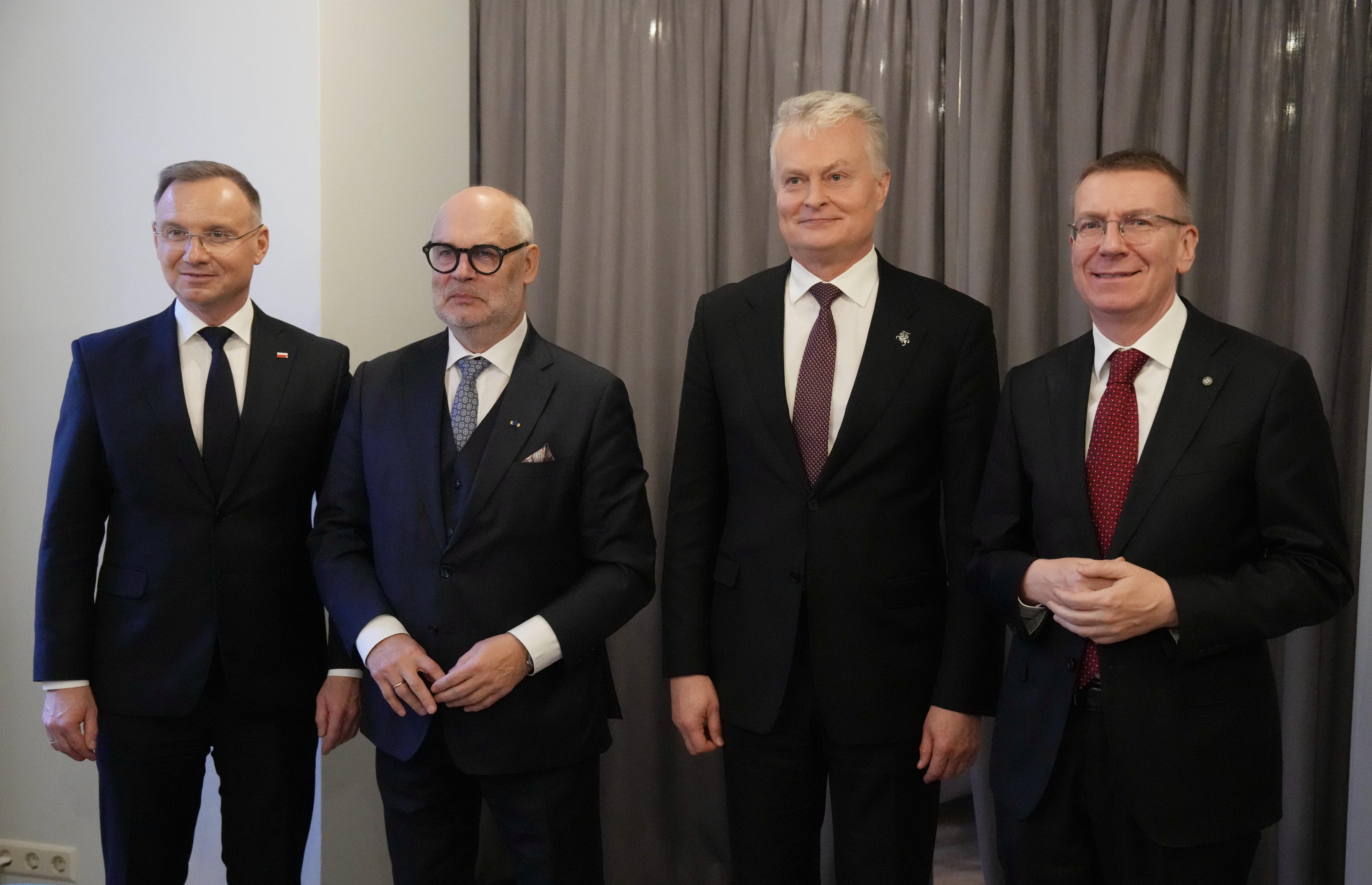 ესტონეთის, ლატვიის, ლიეტუვისა და პოლონეთის პრეზიდენტები - ქართველი ხალხის წინააღმდეგ ძალის გამოყენებას მკაცრად ვგმობთ, მოვუწოდებთ საქართველოს ხელისუფლებას, დაუყოვნებლივ შეწყვიტოს ძალადობრივი ქმედებები