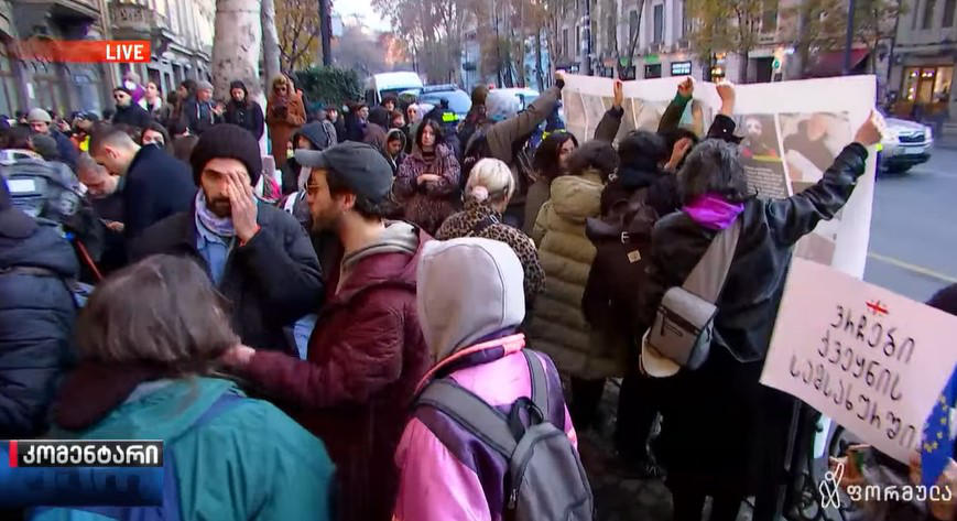 სახელოვნებო სფეროს წარმომადგენლებმა თეატრალური უნივერსიტეტიდან მარჯანიშვილის თეატრის მიმართულებით მსვლელობა გამართეს