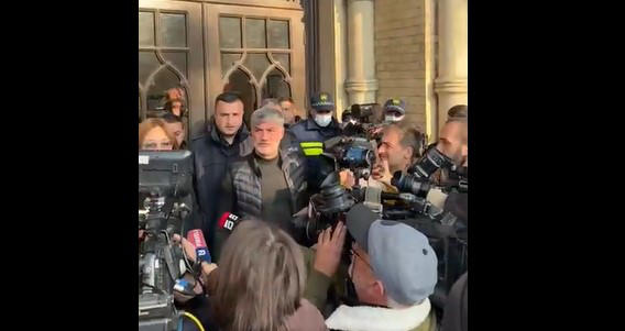 თეატრალური უნივერსიტეტის მოქმედი და ყოფილი სტუდენტები უნივერსიტეტის რექტორთან შეხვედრას და მისი მხრიდან მიმდინარე პროცესებზე პოზიციის გამოხატვას ითხოვენ