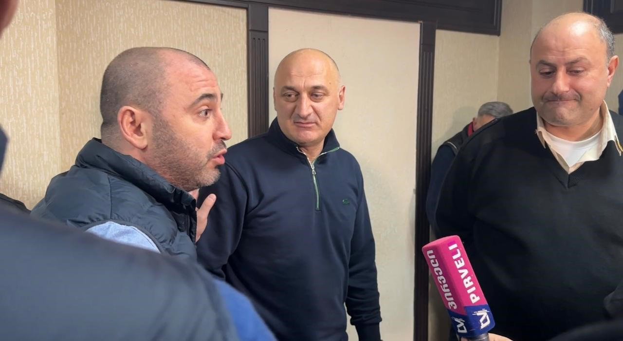 „ერთიანობა ნაციონალური მოძრაობის“ ინფორმაციით, თბილისის საქალაქო სასამართლოში მყოფი ლევან ხაბეიშვილისთვის გაურკვეველი პირი სასამართლო უწყების ჩაბარებას ცდილობდა, თუმცა დოკუმენტი ხაბეიშვილმა არ ჩაიბარა