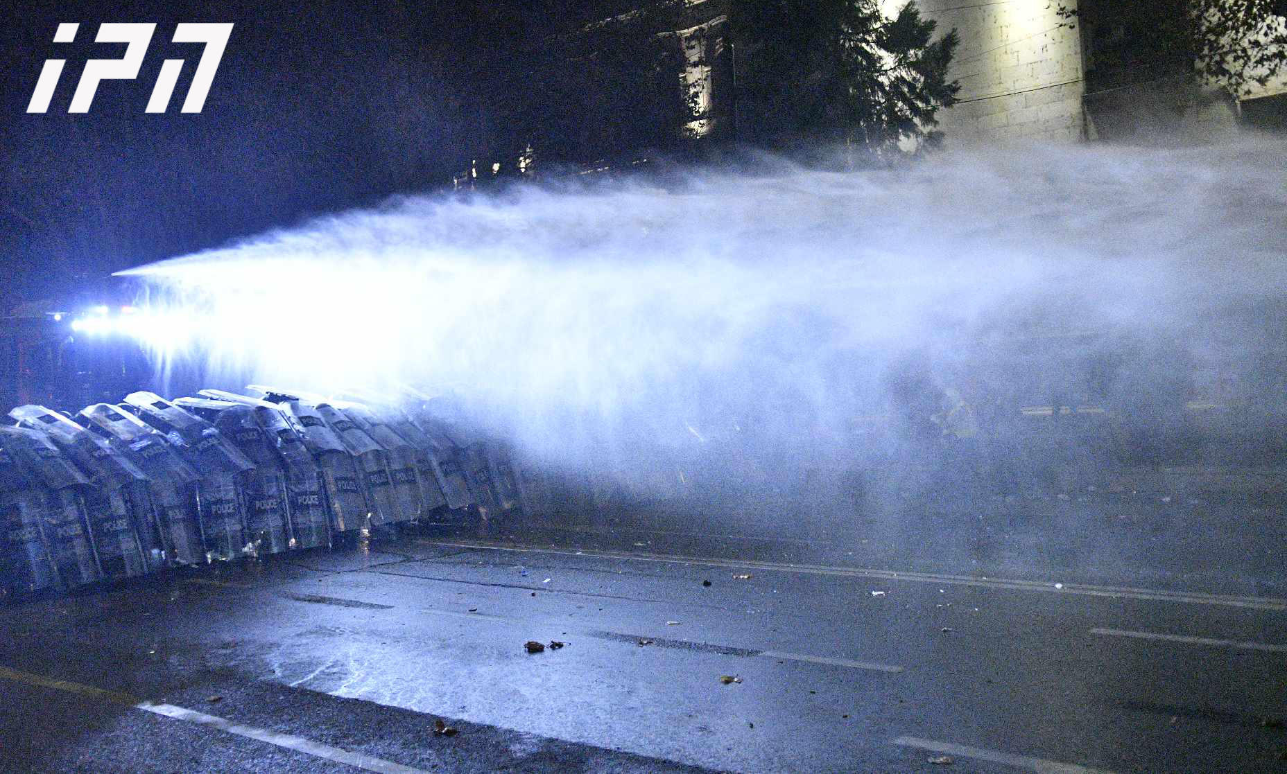 საპოლიციო ძალები მომიტინგეების წინააღმდეგ პერიოდულად იყენებს წყლის ჭავლს და სპეციალურ საშუალებებს, ხოლო დემონსტრანტები ისვრიან პიროტექნიკას