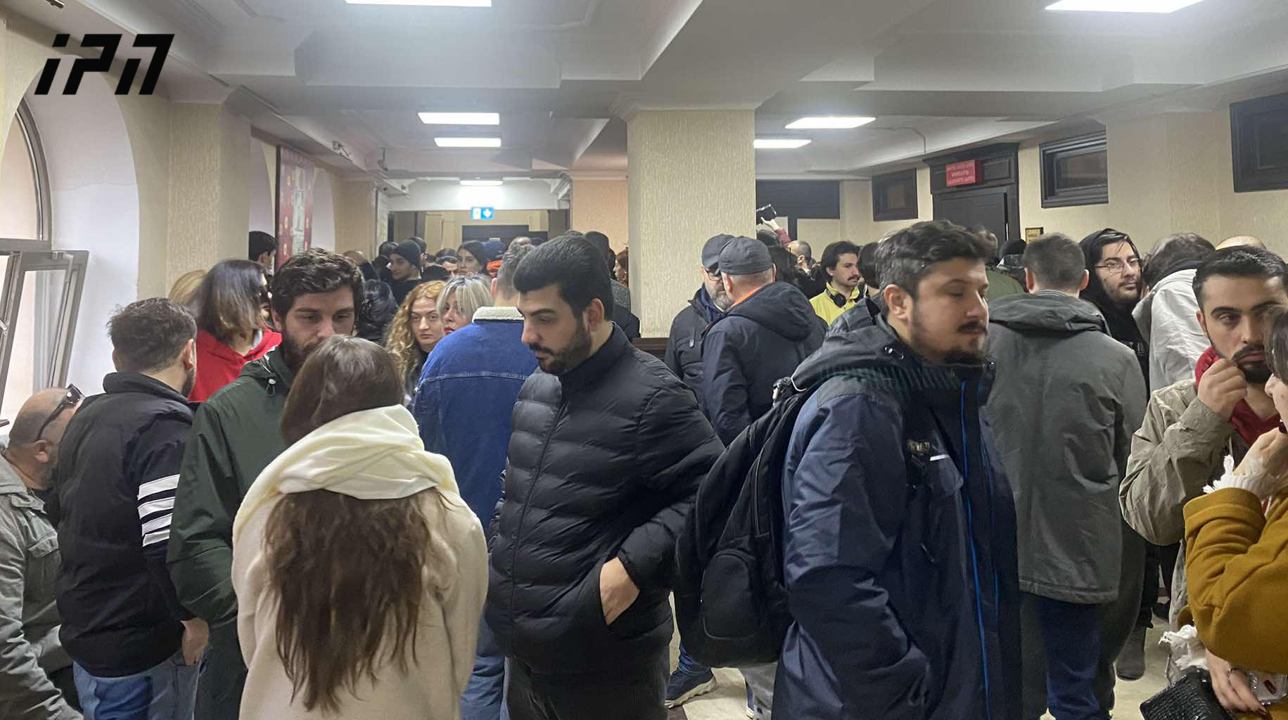 თბილისის საქალაქო სასამართლოში, მსახიობ ანდრო ჭიჭინაძის, იუმორისტ ონისე ცხადაძისა და კიდევ 4 პირის სასამართლო პროცესი უნდა გაიმართოს, მხარდასაჭერად მსახიობები და სხვადასხვა სფეროს წარმომადგენლები მივიდნენ