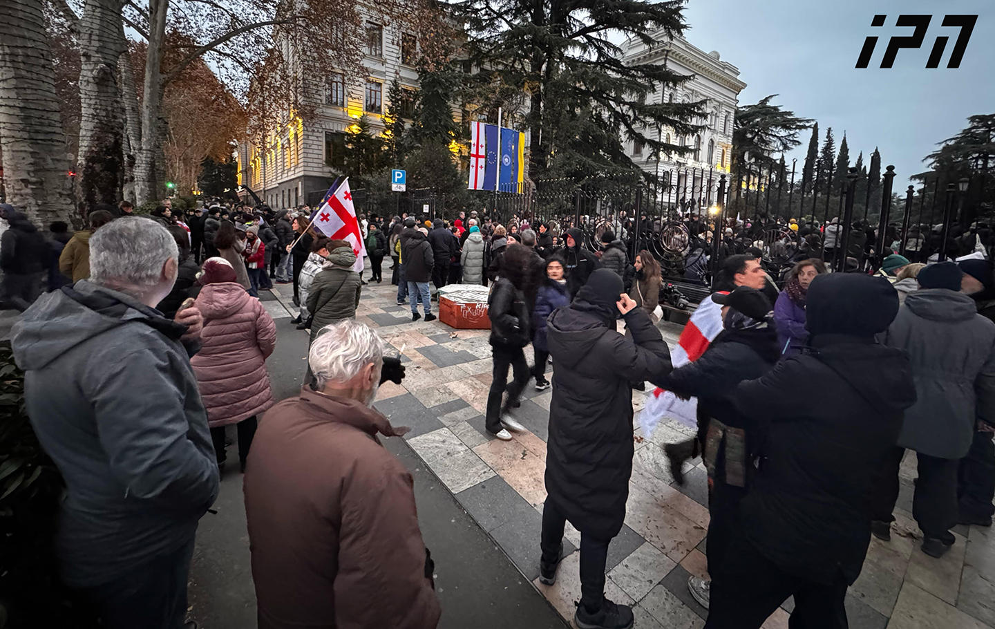 თბილისის სახელმწიფო უნივერსიტეტის ეზოში აქციის მონაწილეები იკრიბებიან